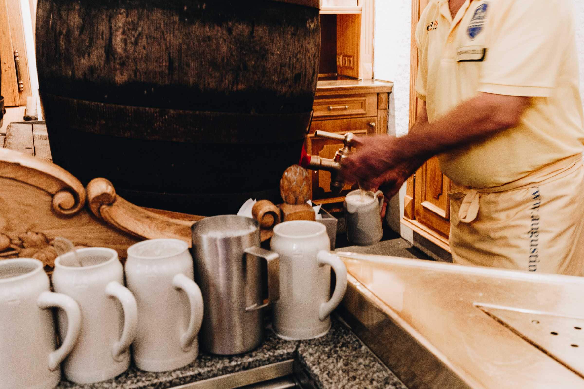 Bierzapfer im Augustiner Bräu Salzburg