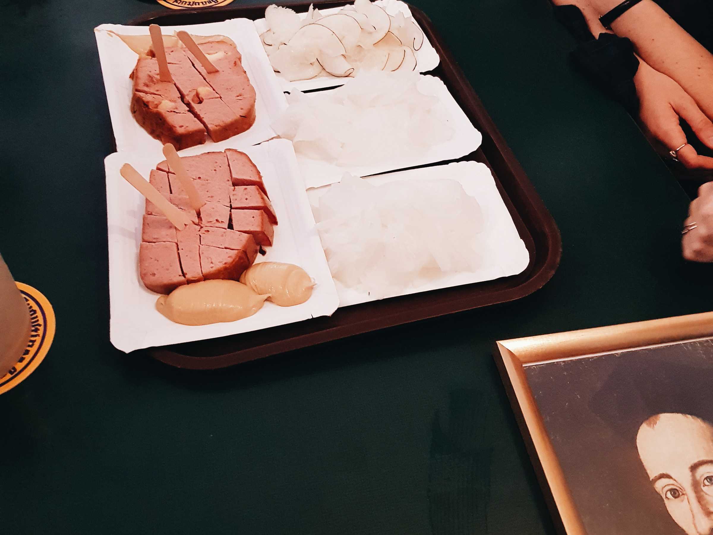 Radi und Leberkäse mit Senf auf Pappteller