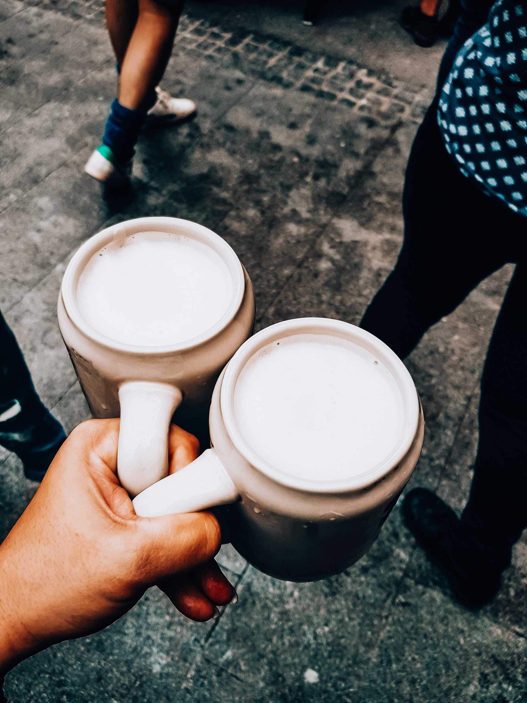 Zwei Steinkrüge mit Bier