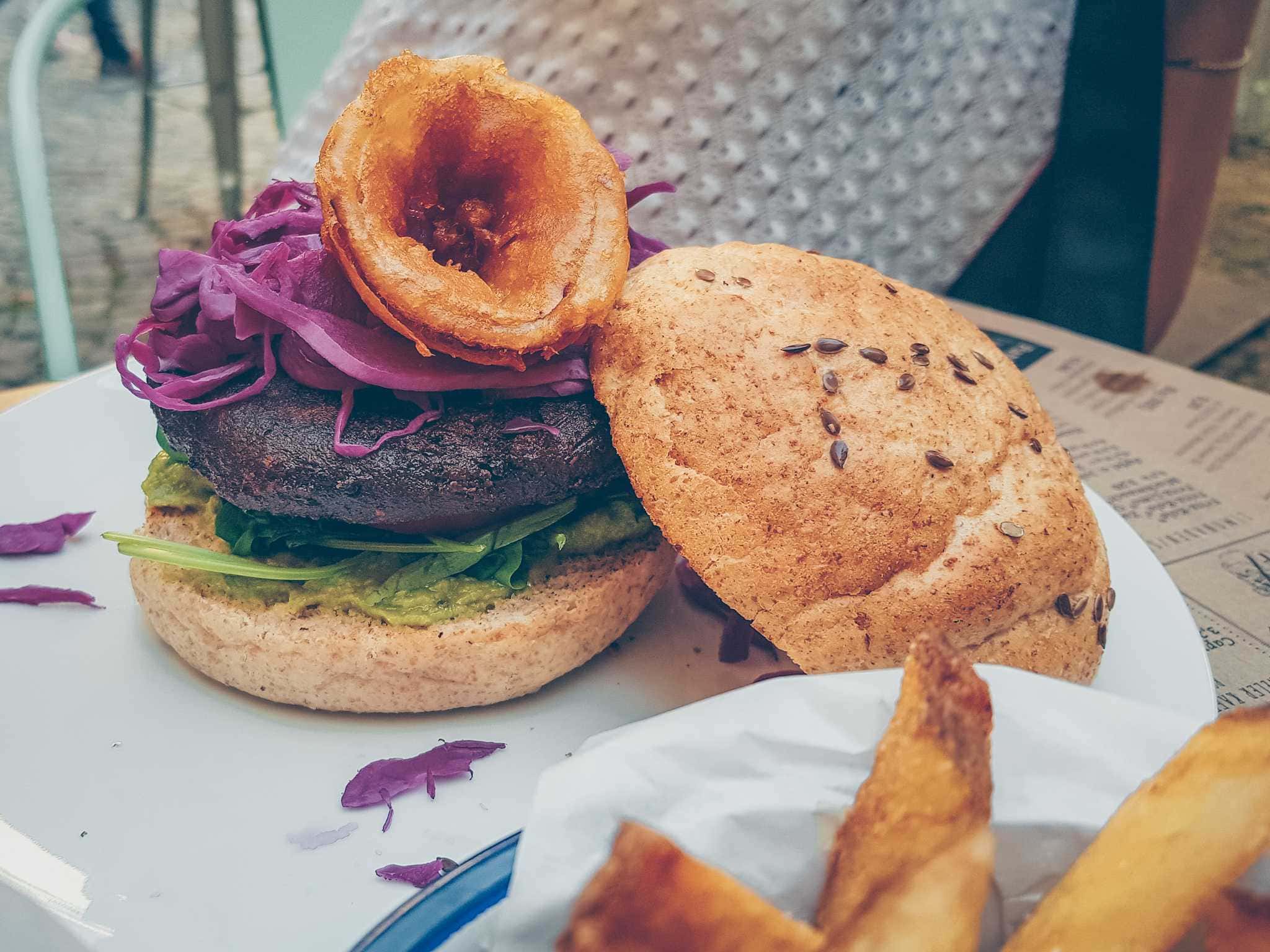 Veganer Burger mit Rotkohl und frittiertem Zwiebelring