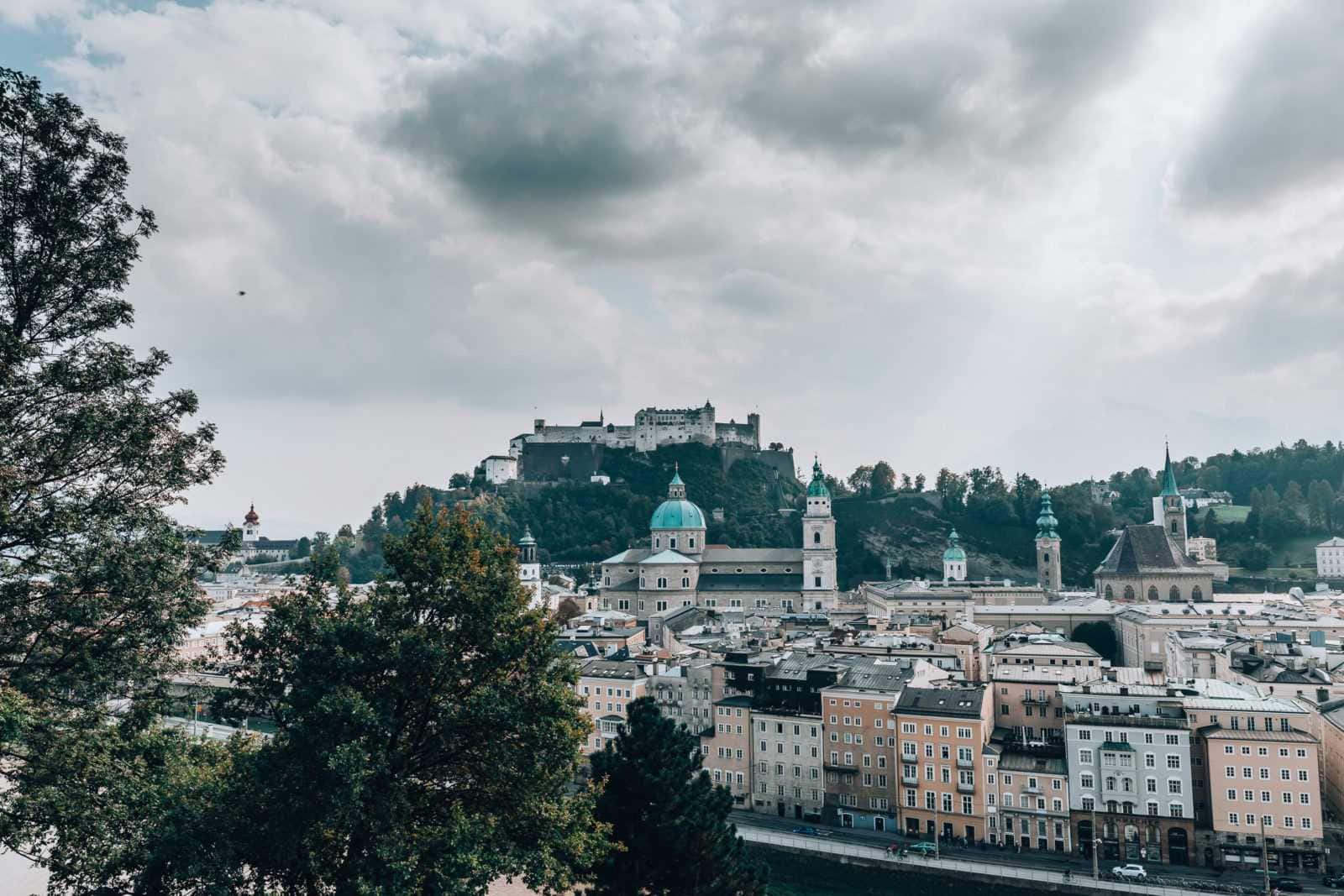 Größte Kirche in Salzburg Dom zu Salzburg mit Festung Hohensalzberg im Hintergrund