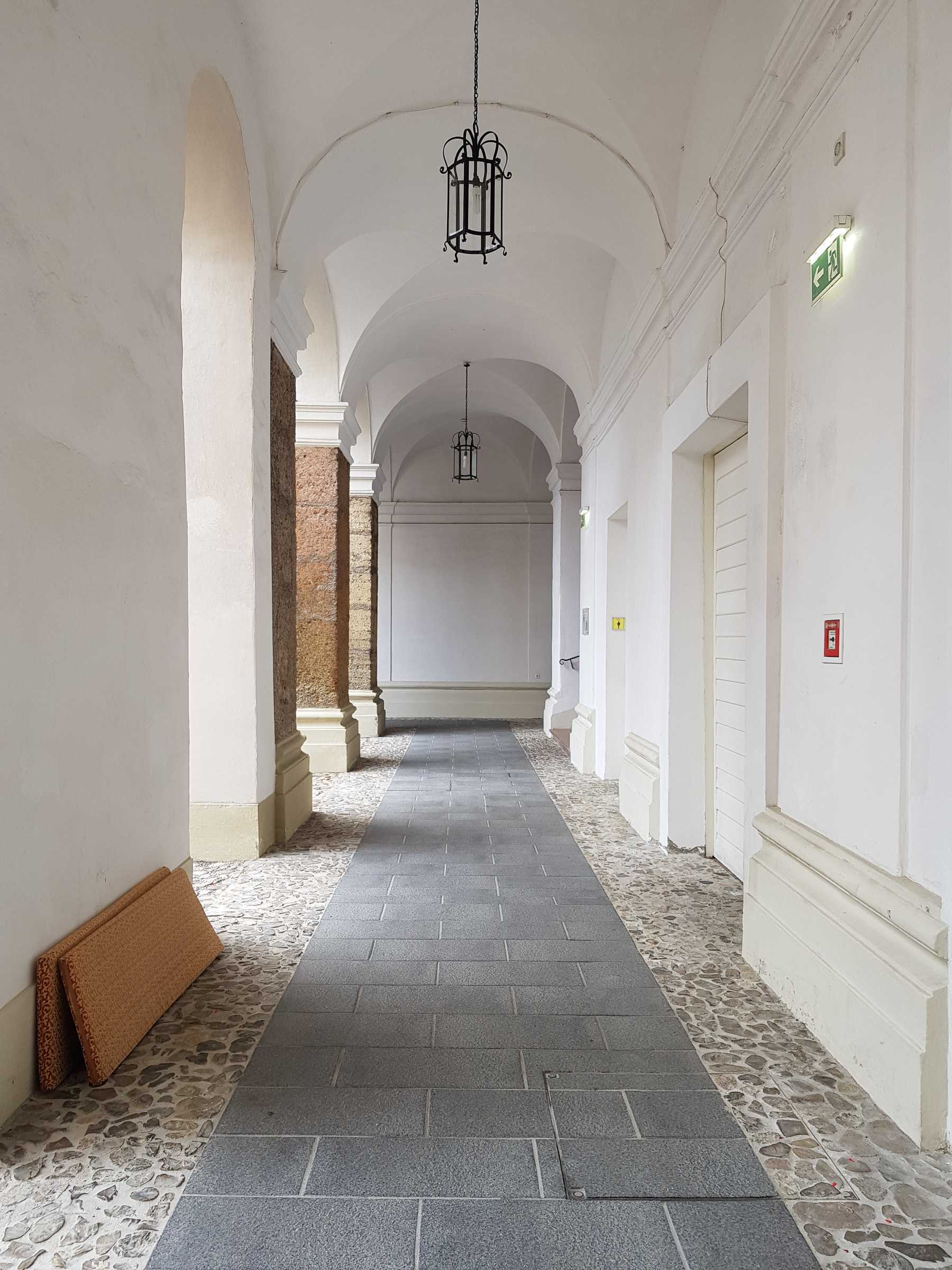 Arkaden im Gaestehaus Priesterseminar Salzburg