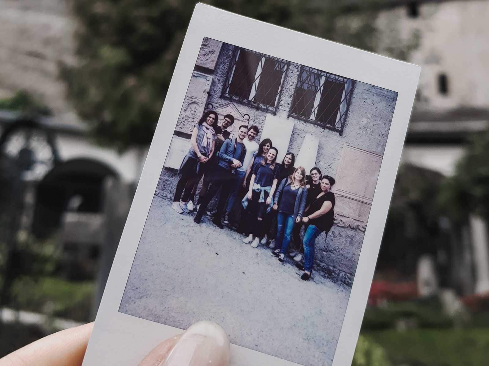 gruppenfoto auf polaroid