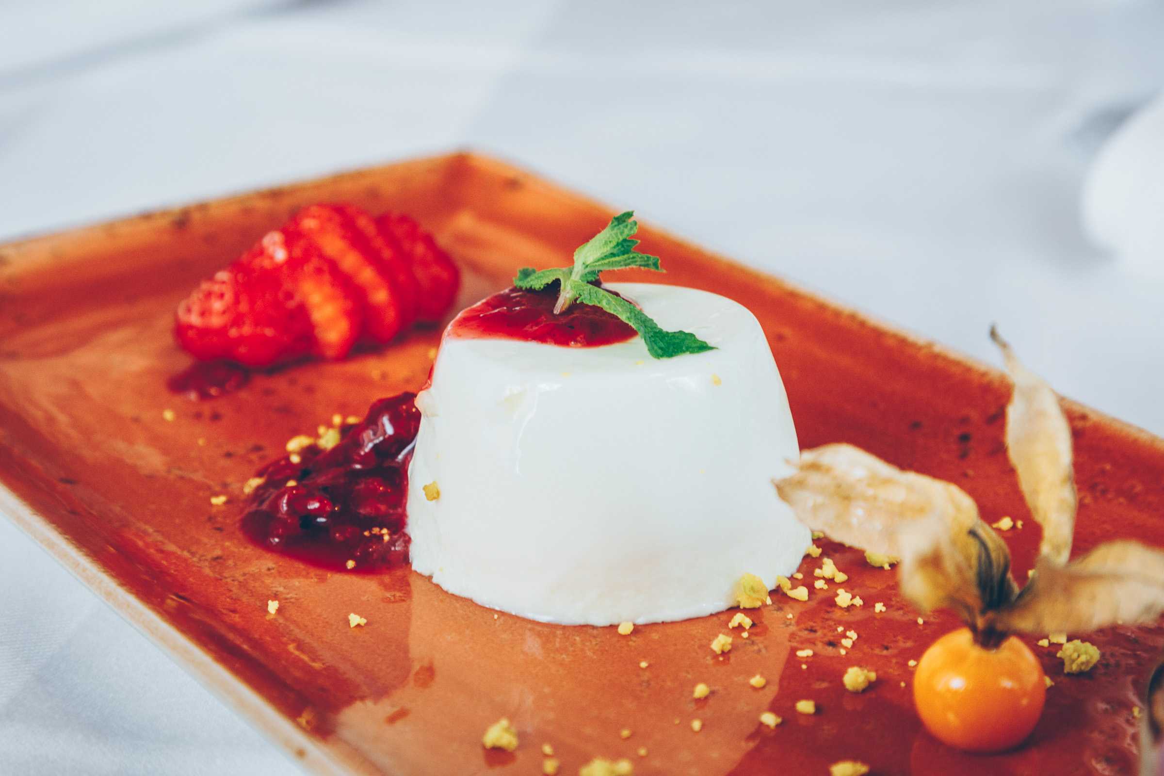 Pannacotta Gurke Thymian mit Physalis und Erdbeere