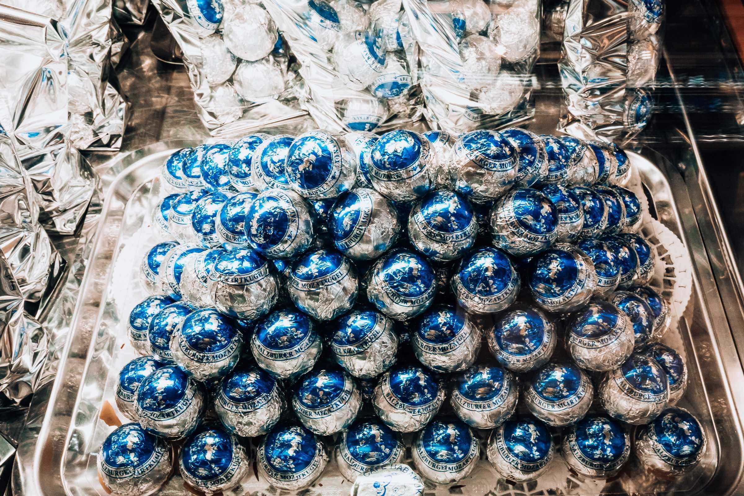 Mozartkugeln auf Silbertablett