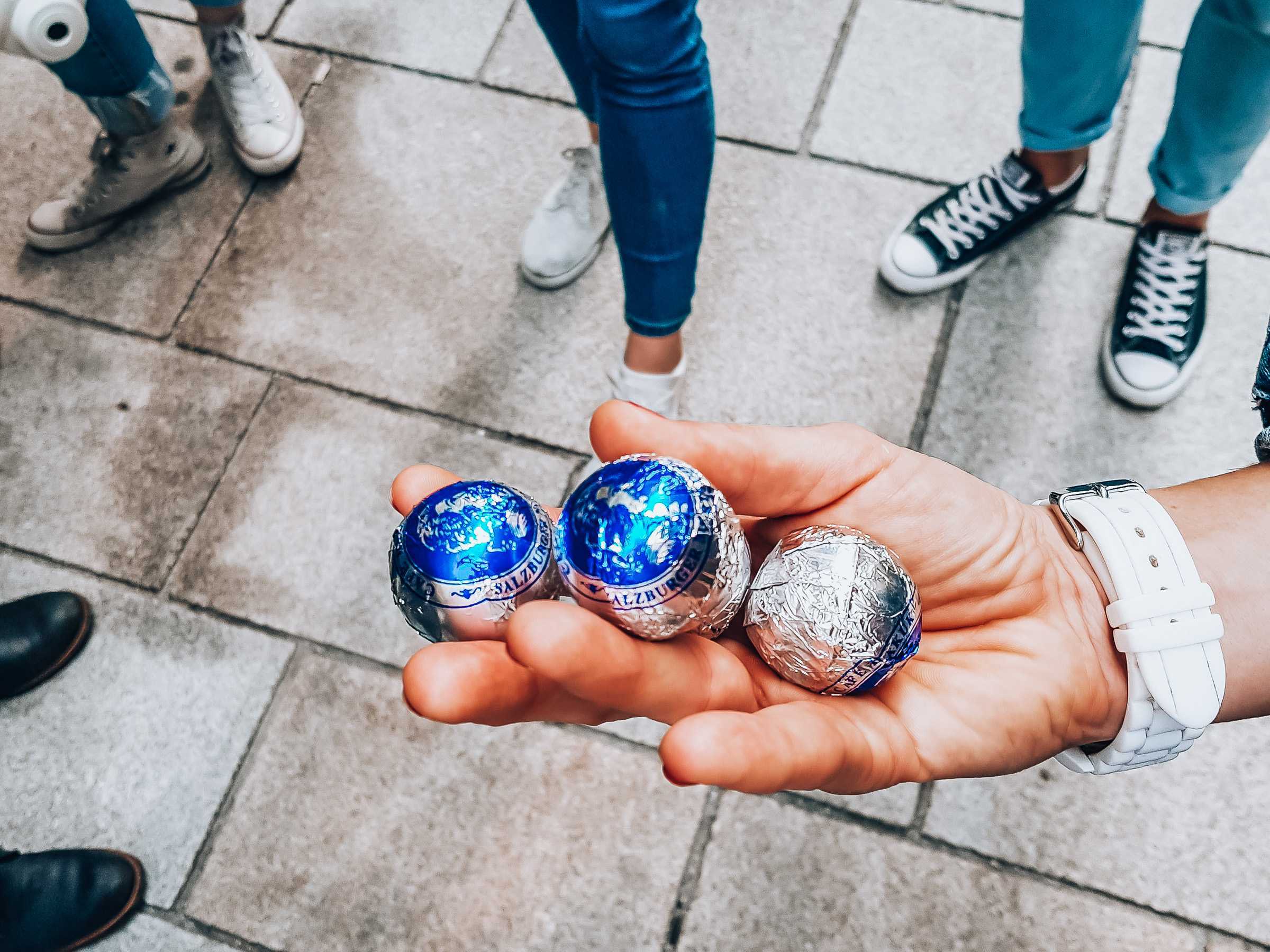 Drei Mozartkugeln in Hand