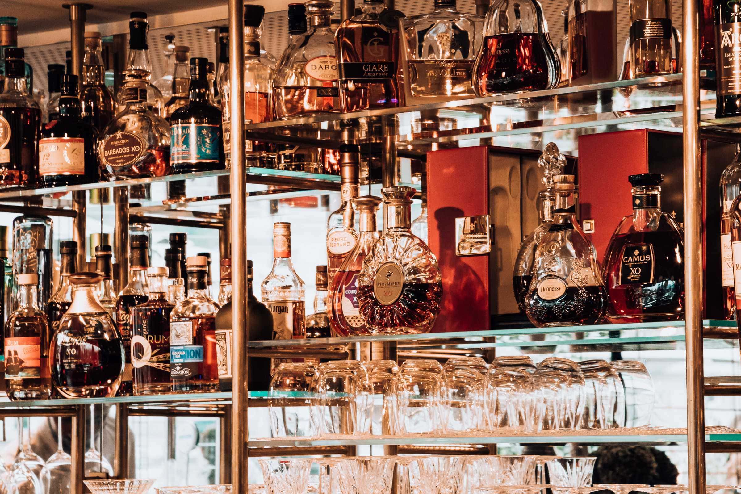 Regal mit Flaschen Seven Senses Bar Salzburg