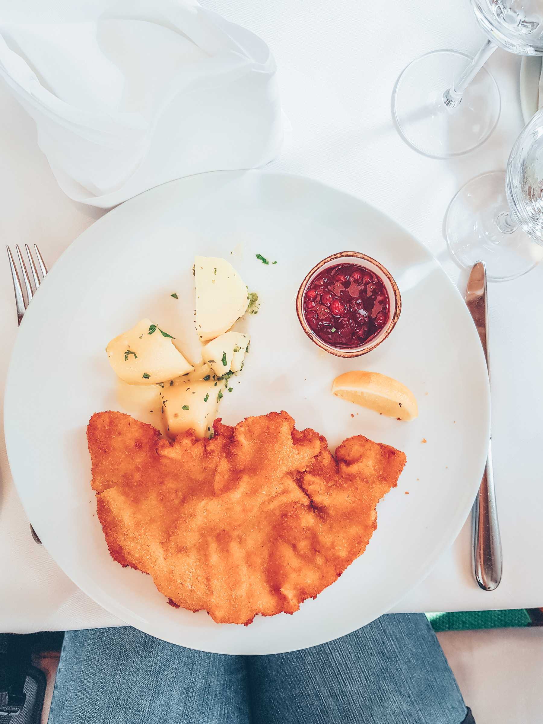 Wiener Schnitzel mit Kartoffeln Preiselbeeren und Zitrone
