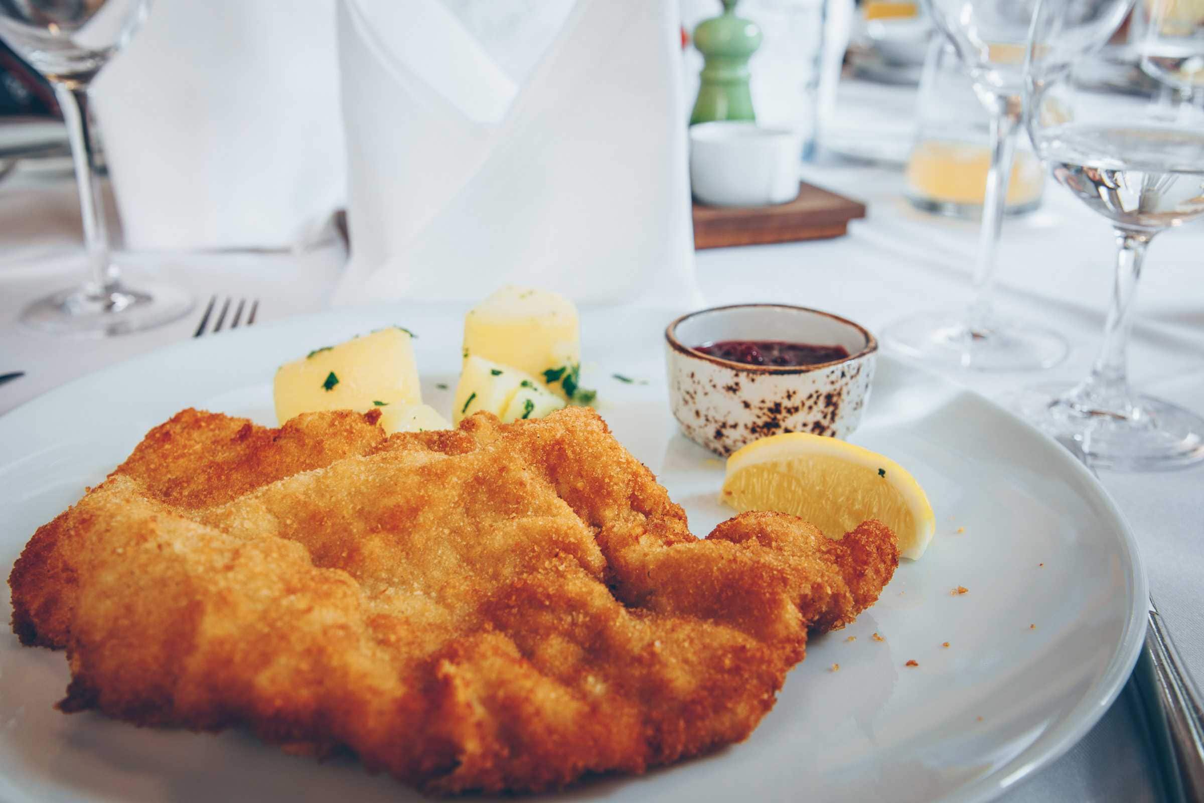 Wiener Schnitzel mit Kartoffeln Preiselbeeren und Zitrone