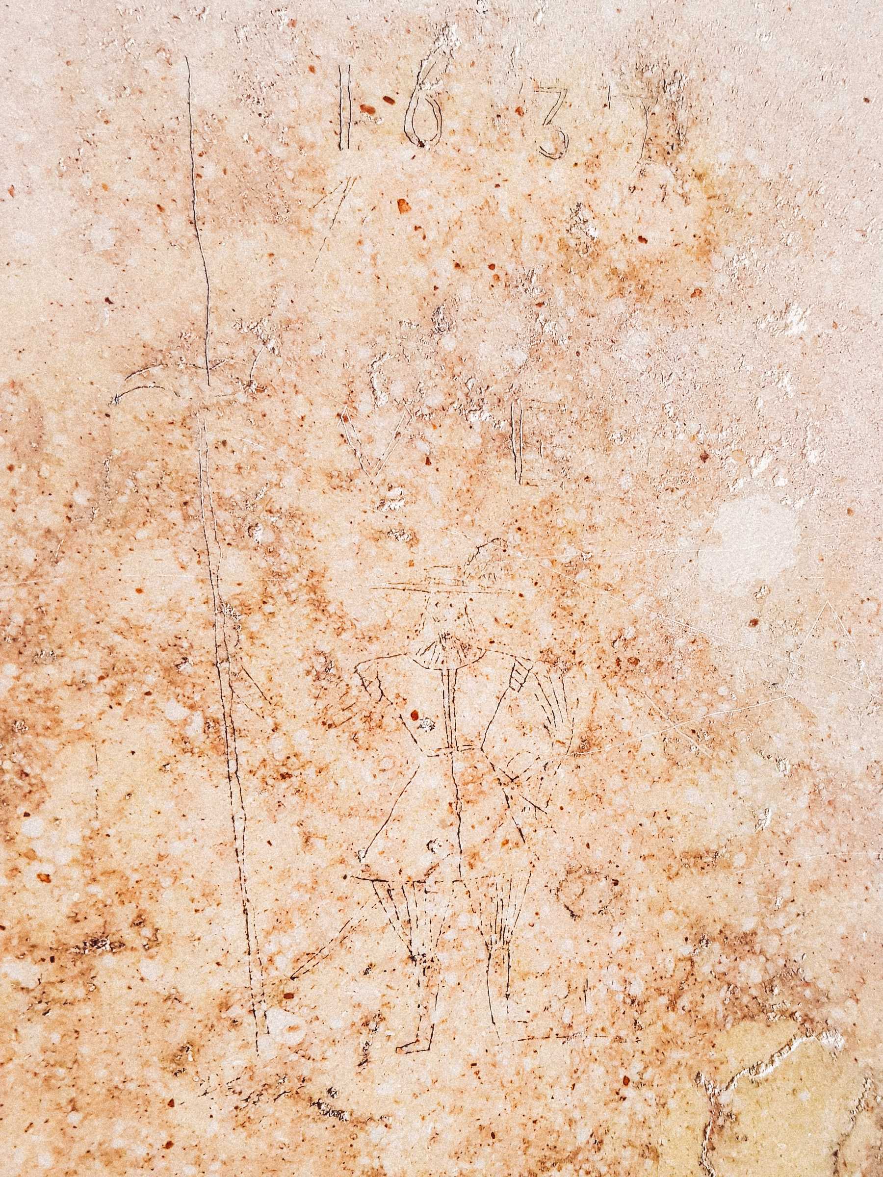 Zeichnungen am Portal im Dom zu Salzburg