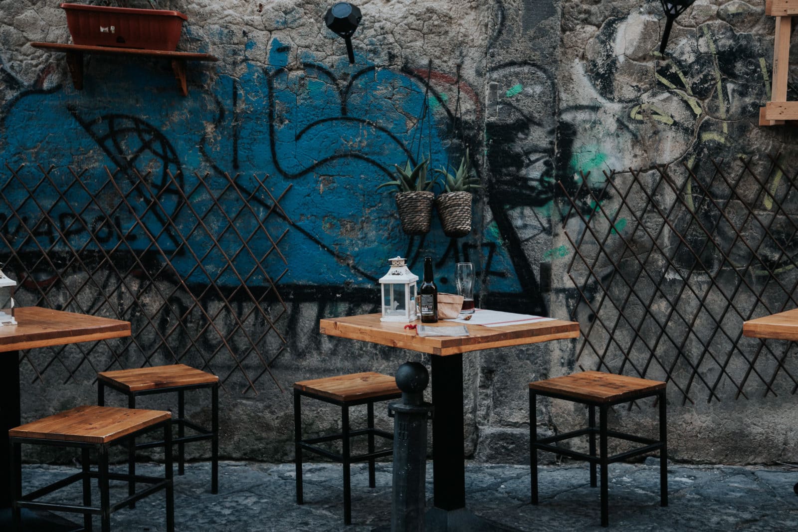 Neapel Sehenswürdigkeiten Altstadt Strassencafe
