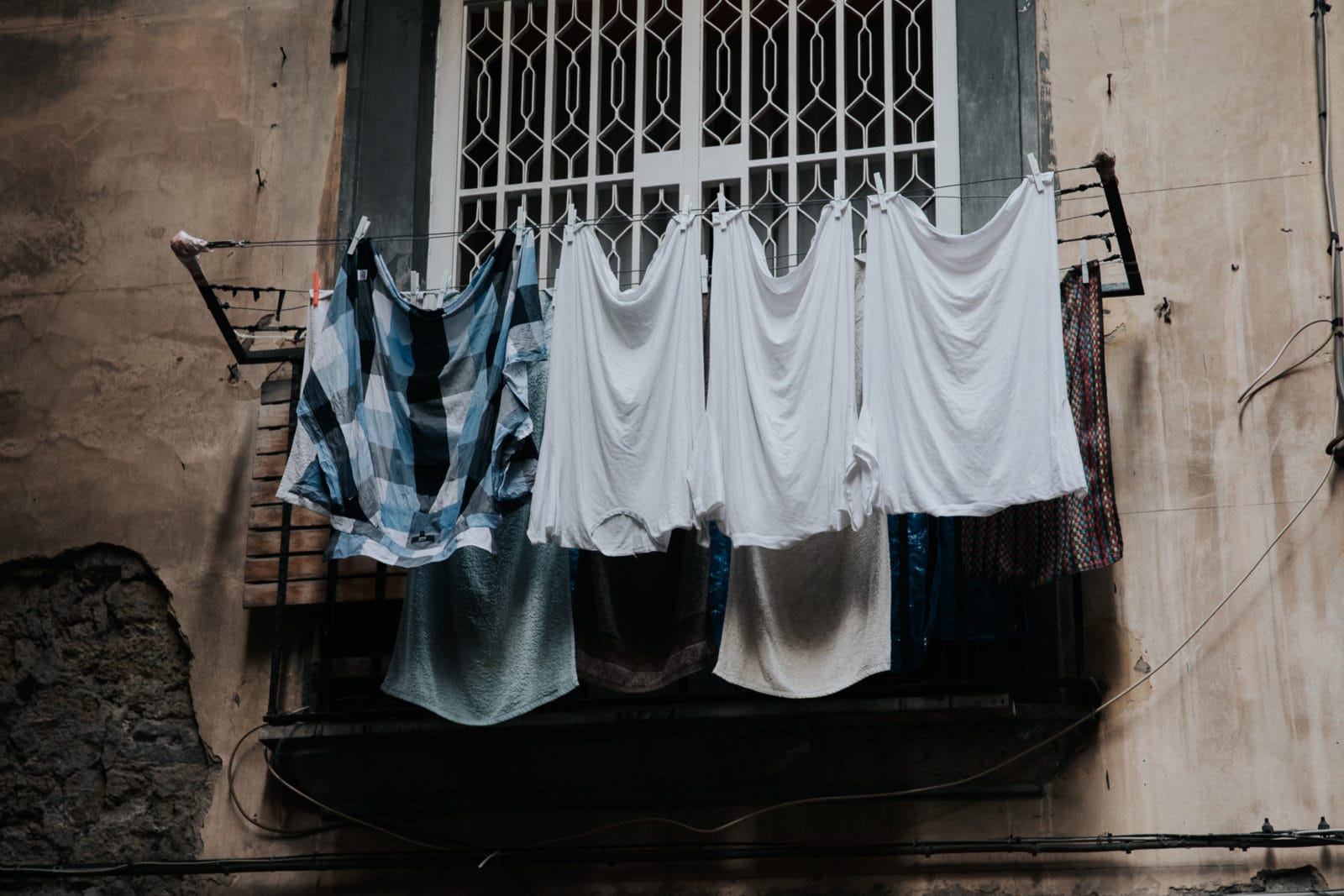 Neapel Sehenswürdigkeiten Alstadt Wäscheleine mit Wäsche