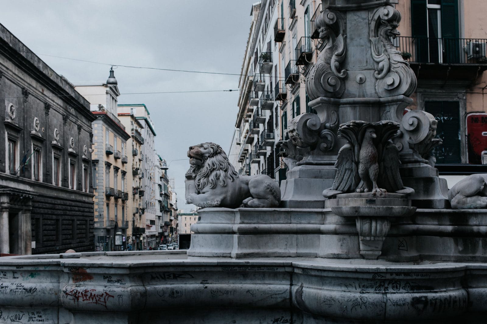 Neapel Sehenswürdigkeiten Brunnen mit Löwen