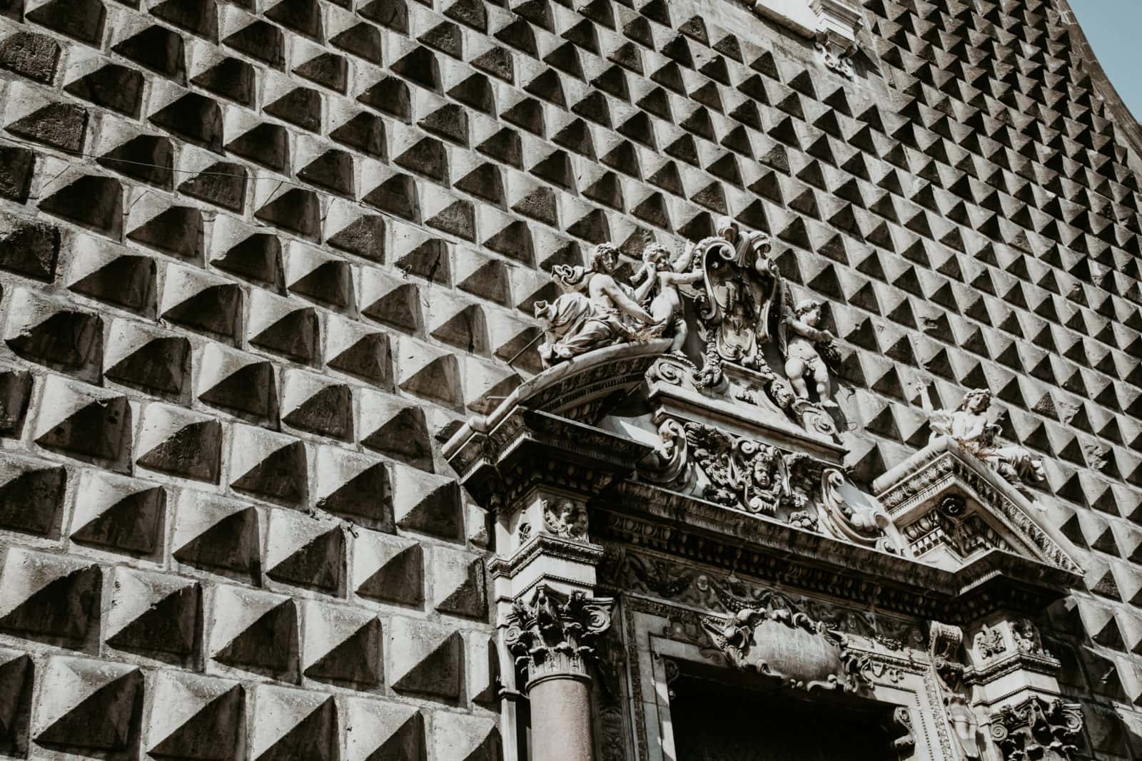 Neapel Sehenswürdigkeiten Chiesa del Gesu Nuovo Fassade