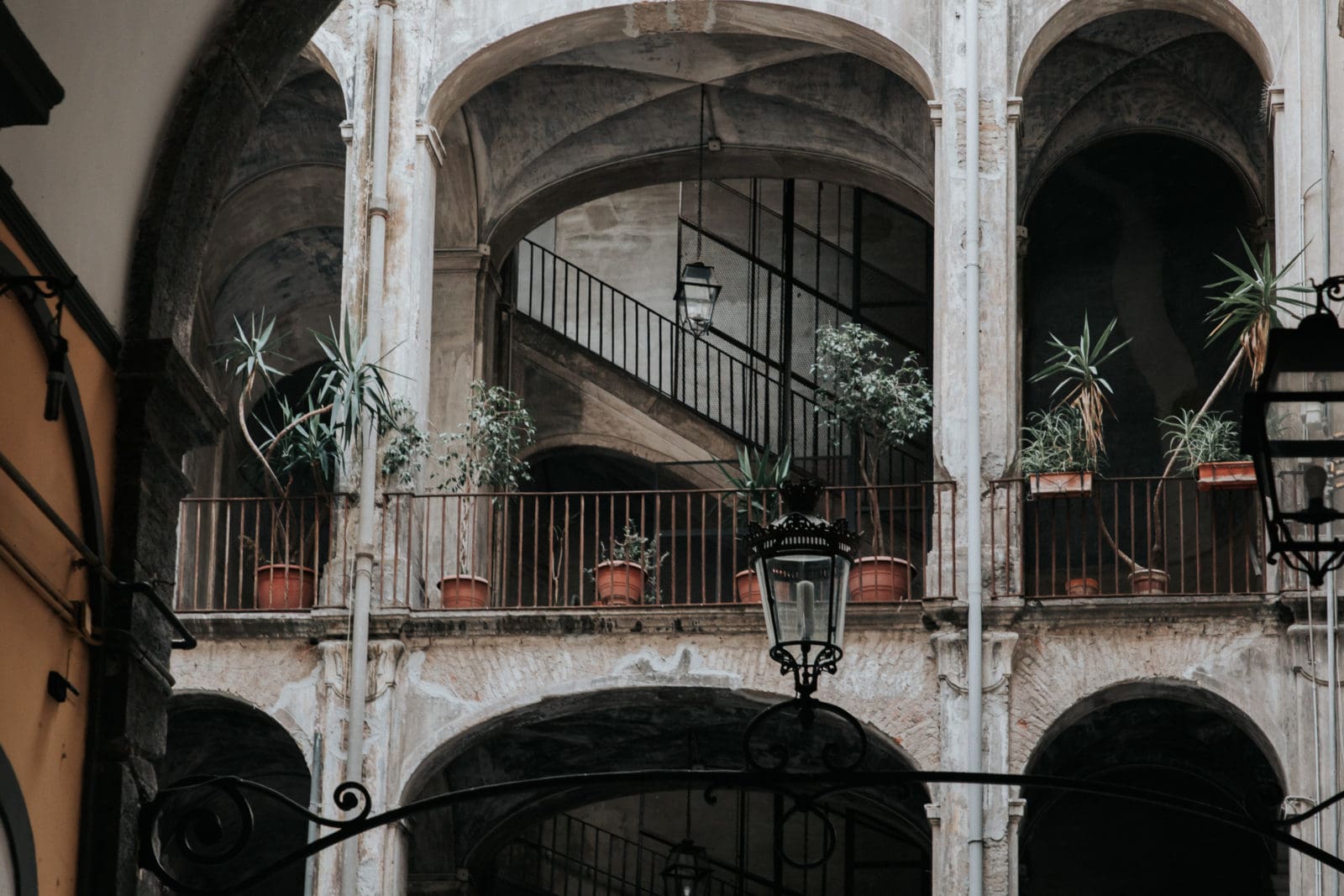 Neapel Sehenswürdigkeiten Hauseingang