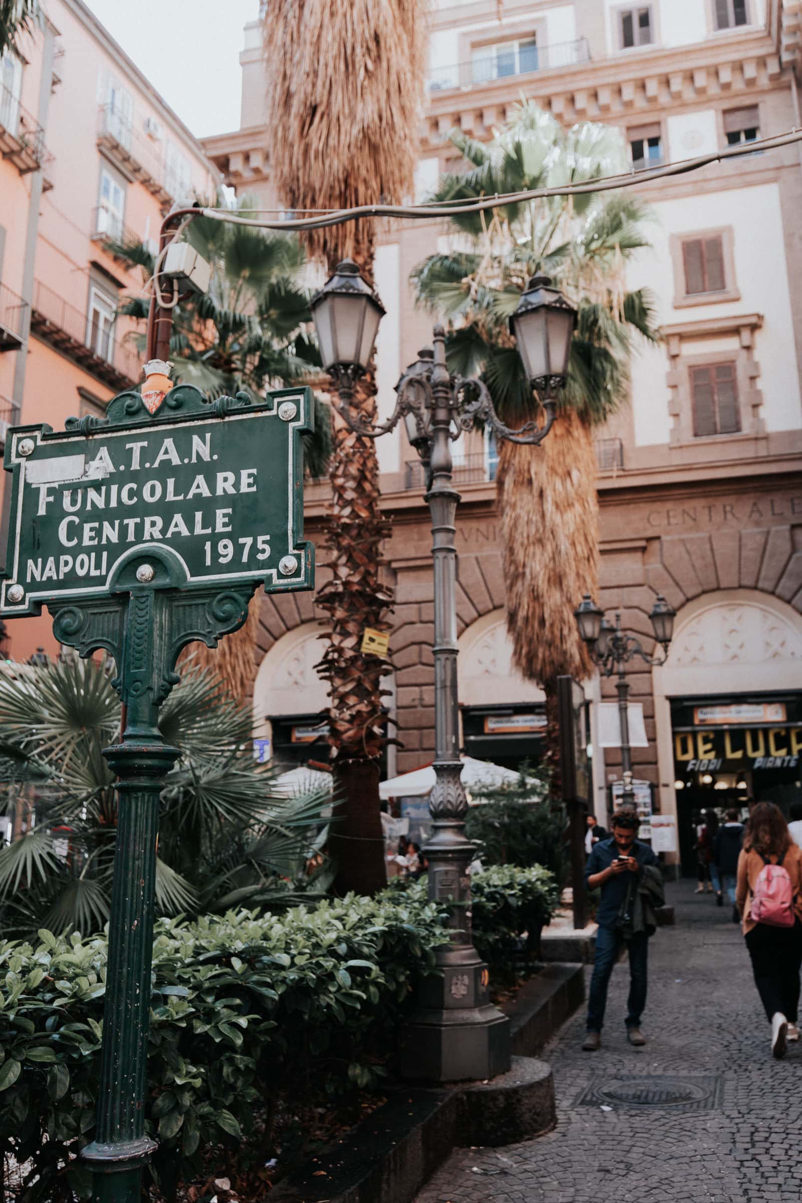 Neapel Sehenswürdigkeiten Funicolare Piazza Duca d'Aosta