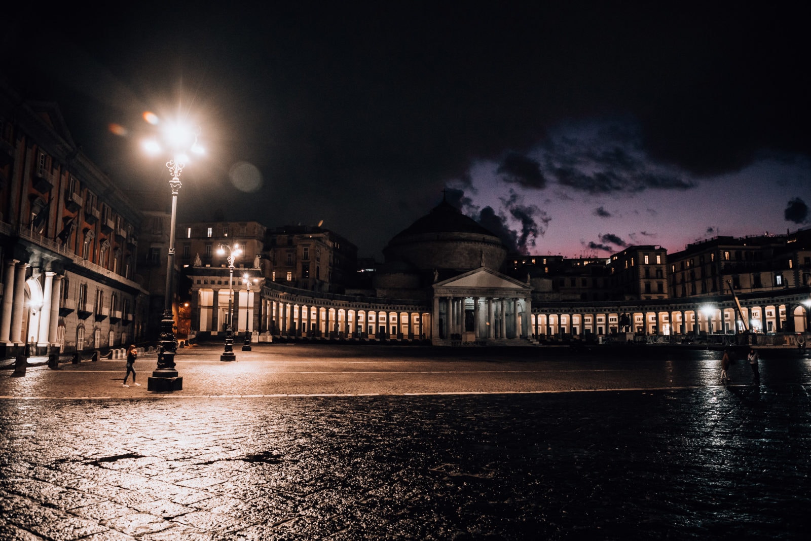 Neapel Sehenswürdigkeiten Piazza del Plebiscito bei Nacht