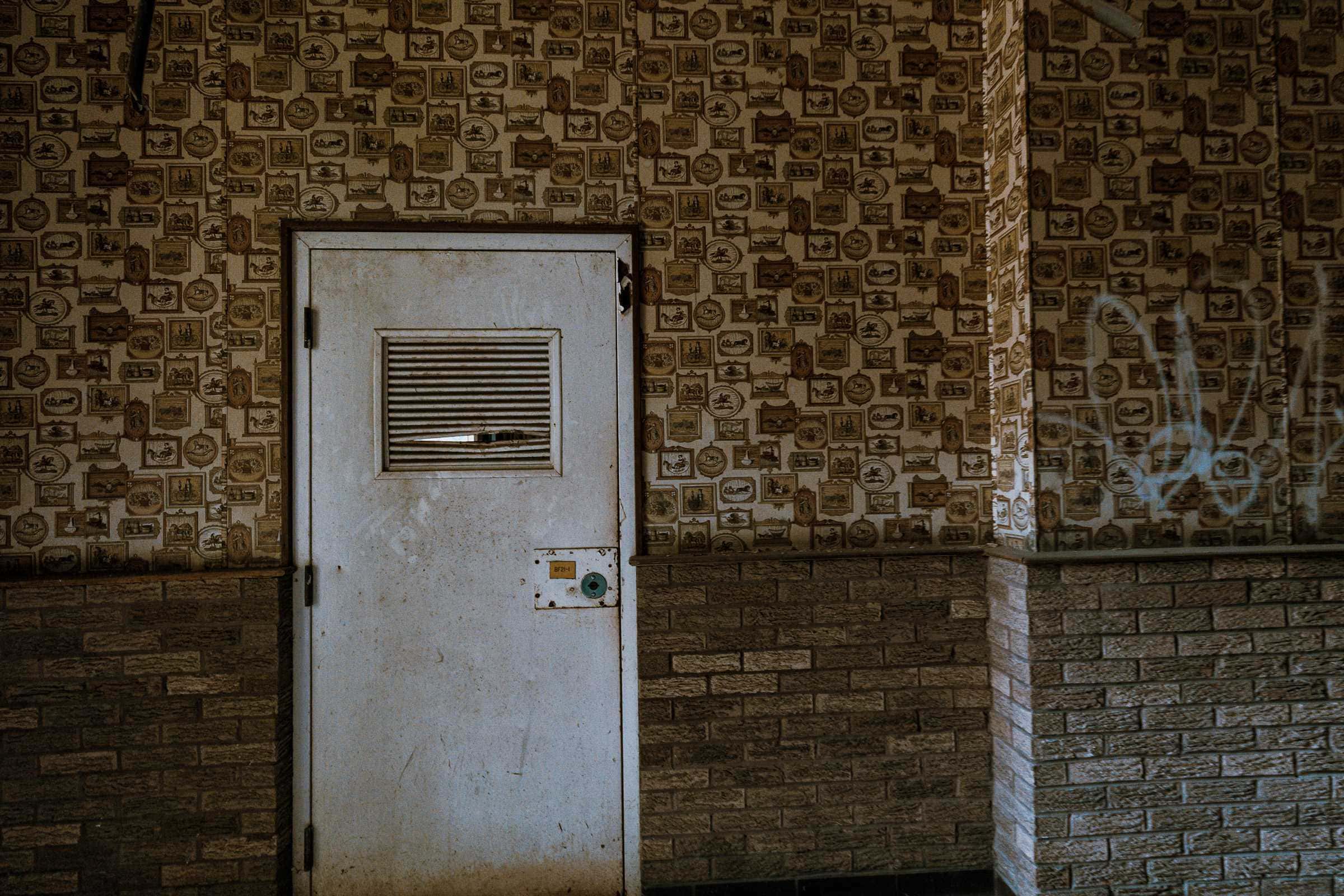 Alte Tür in verlassenem Gebäude