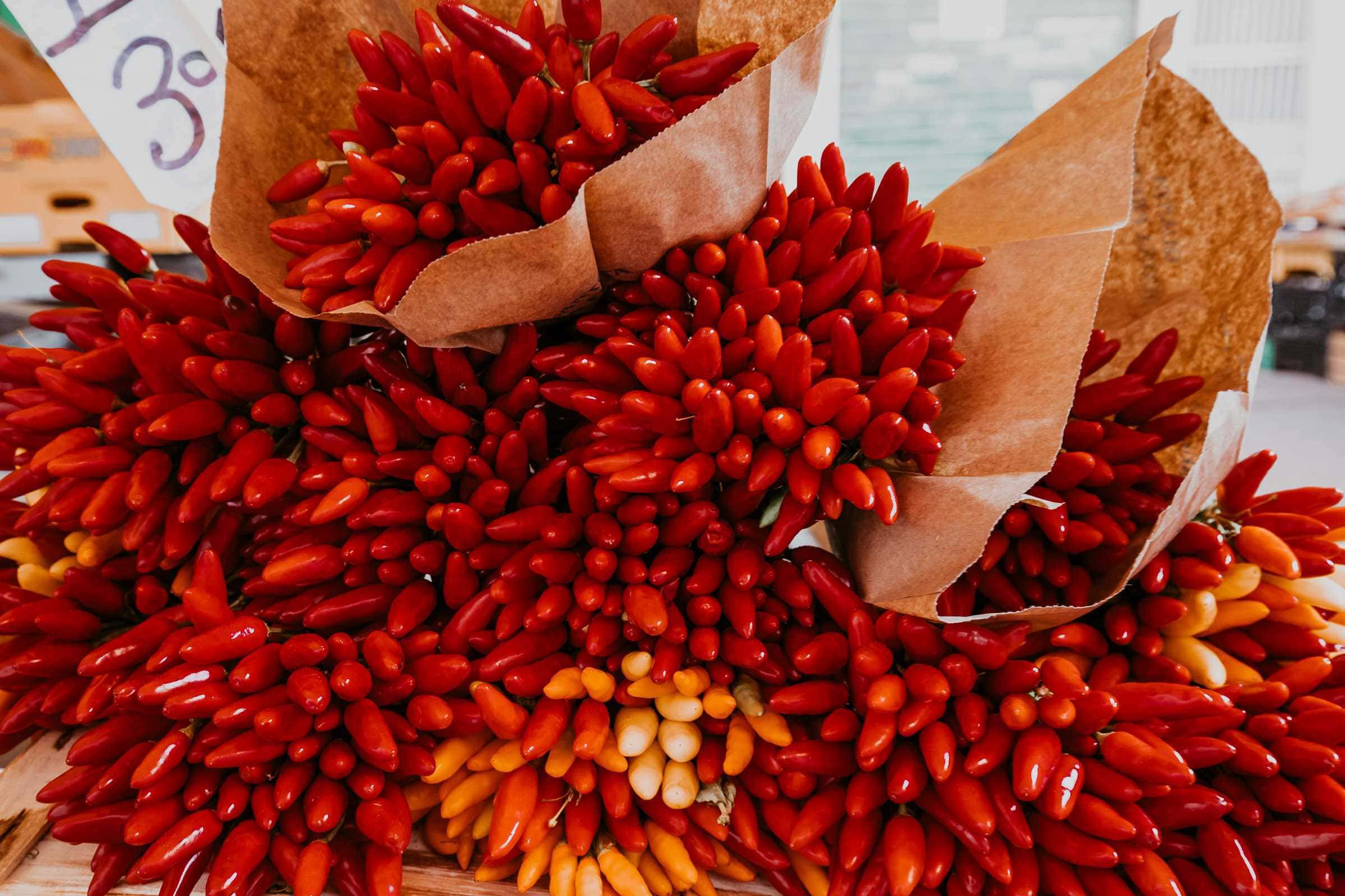 Rote Pepperoni in Papier Markt
