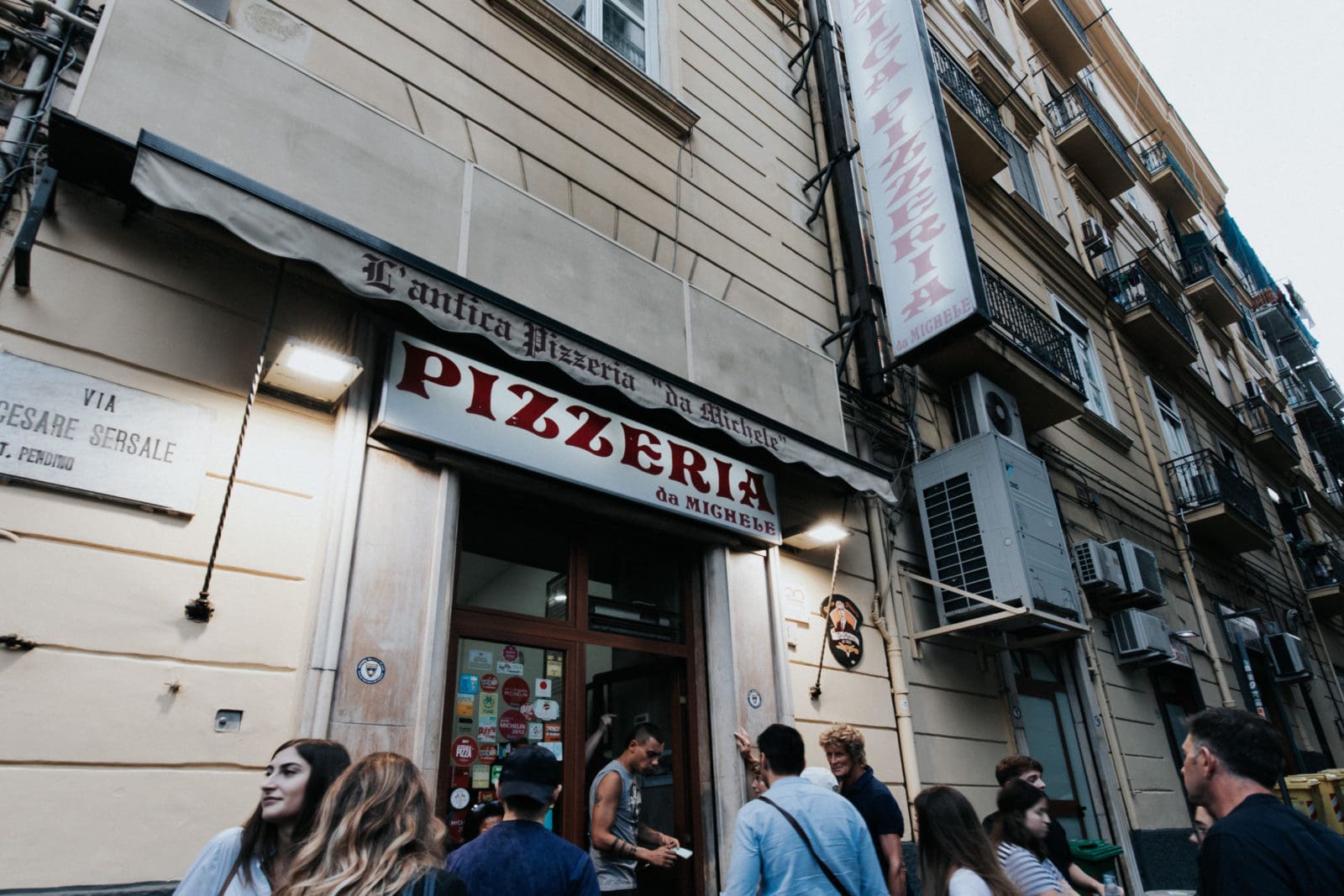 Pizza Neapel L'Antica Pizzeria da Michele Schlange