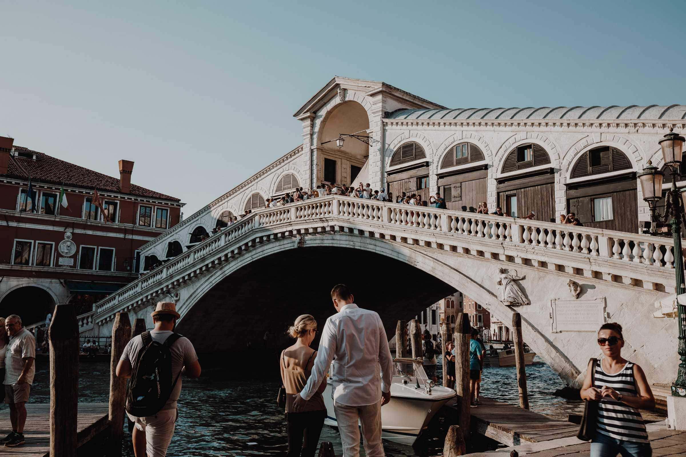 Touristen an der Rialtobrücke Venedig