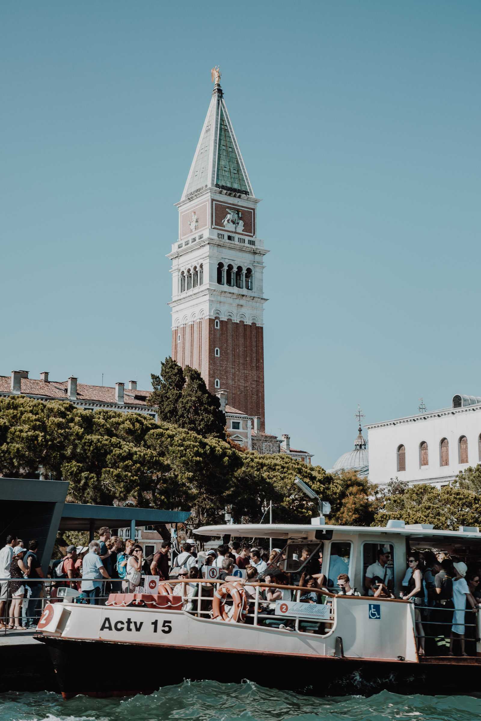 Vaporetto an der Haltestelle San Marco mit Campanile