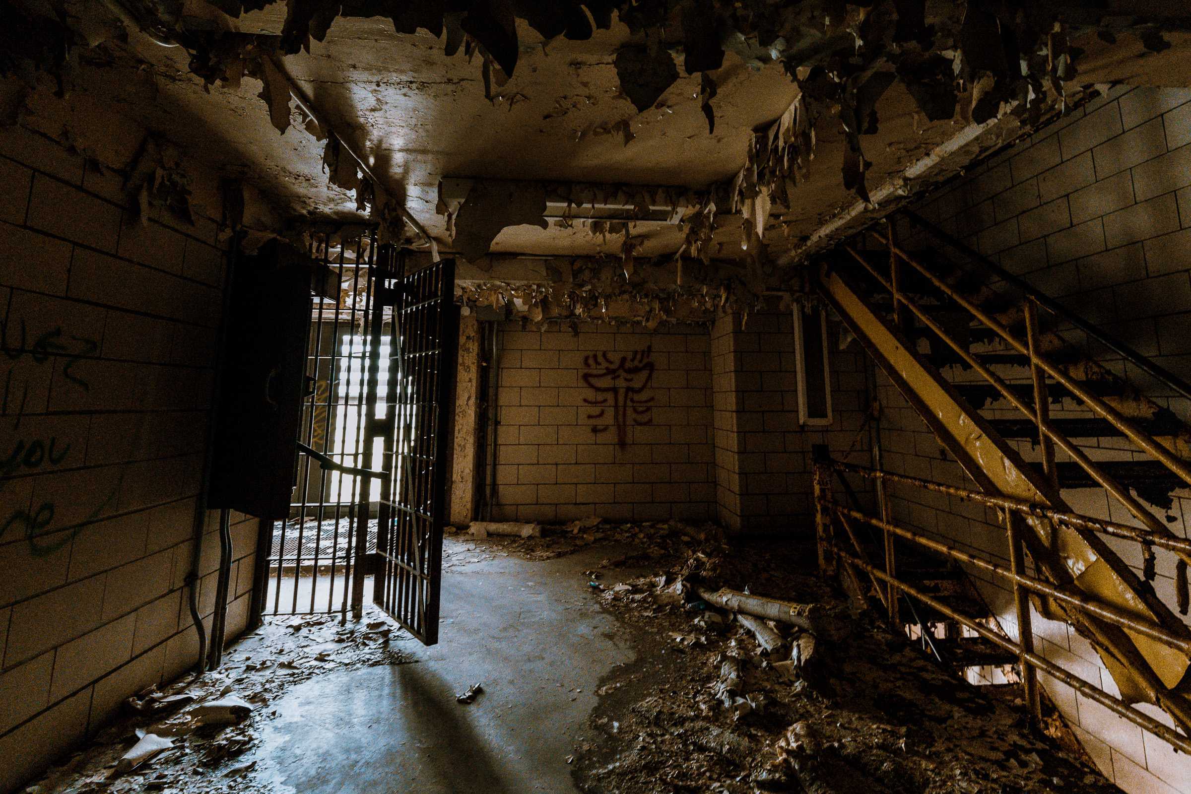 Dunkler Treppenaufgang in altem Gefängnis