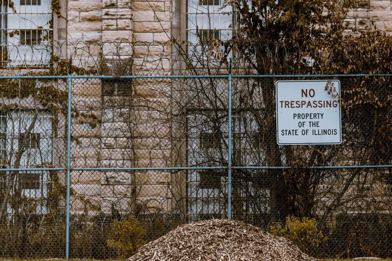 zaun um die old joliet prison illinois usa