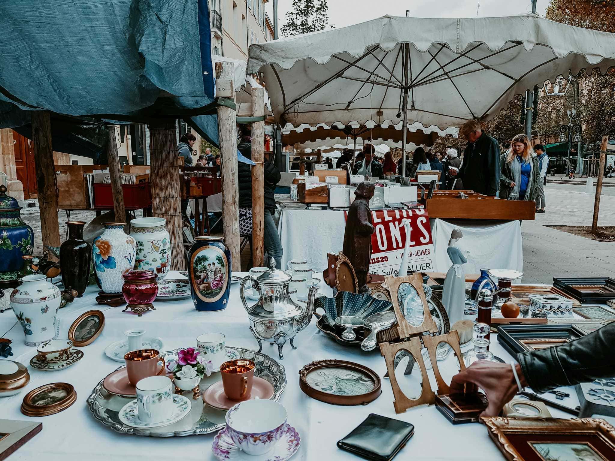 Aix en Provence Bilderrahmen und Geschirr auf Flohmarkt