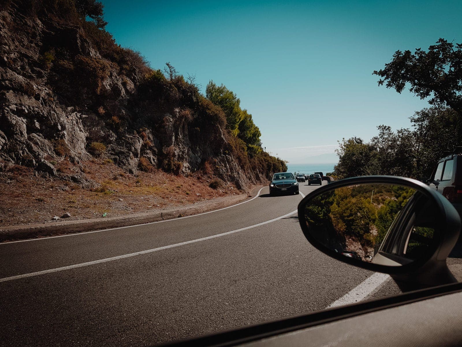 Straße Amalfiküste mit Kurven und Auto