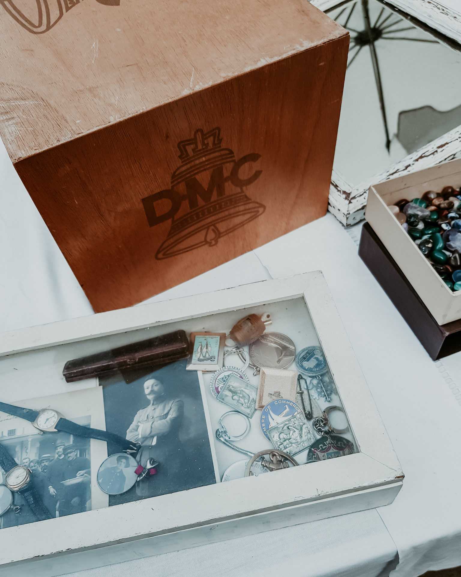 Aix en Provence Antike Anhänger und Uhren auf Flohmarkt in Aix