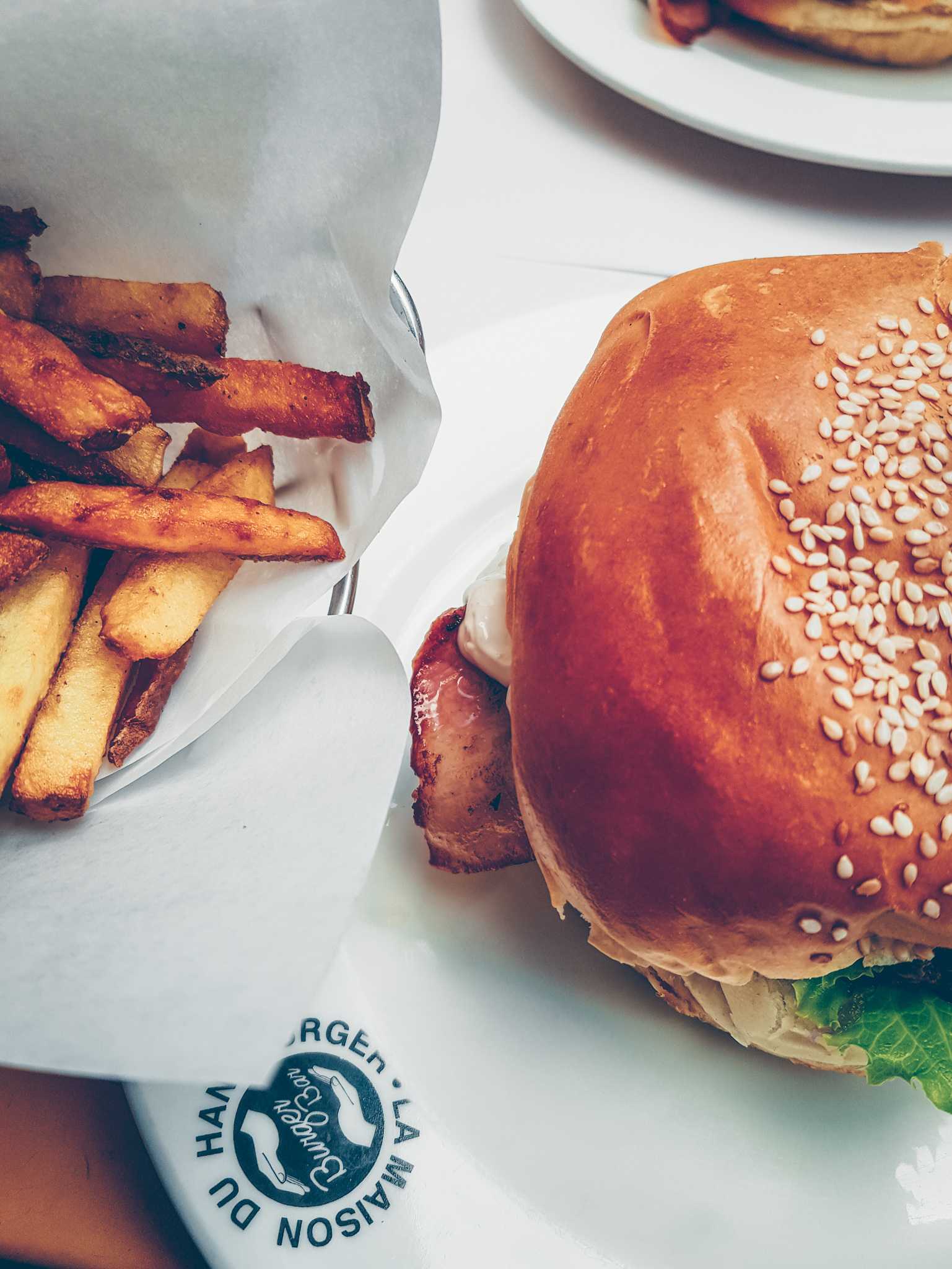 Aix en Provence Burger mit Bacon und Salat auf Teller mit Pommes