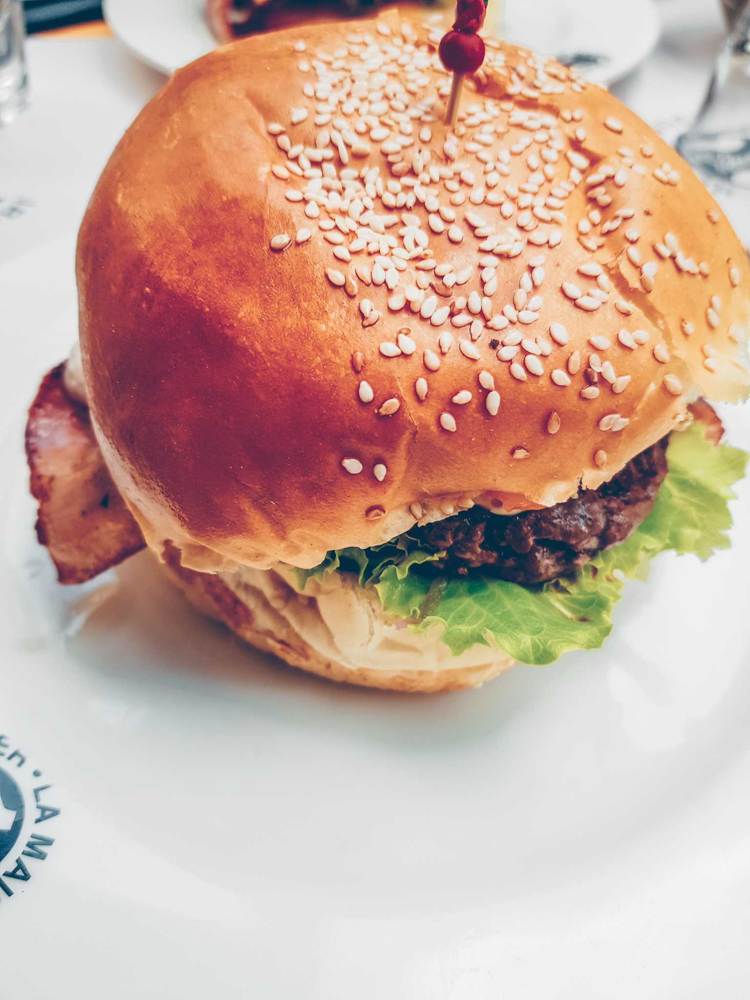 Aix en Provence Burger mit Bacon und Salat auf Teller