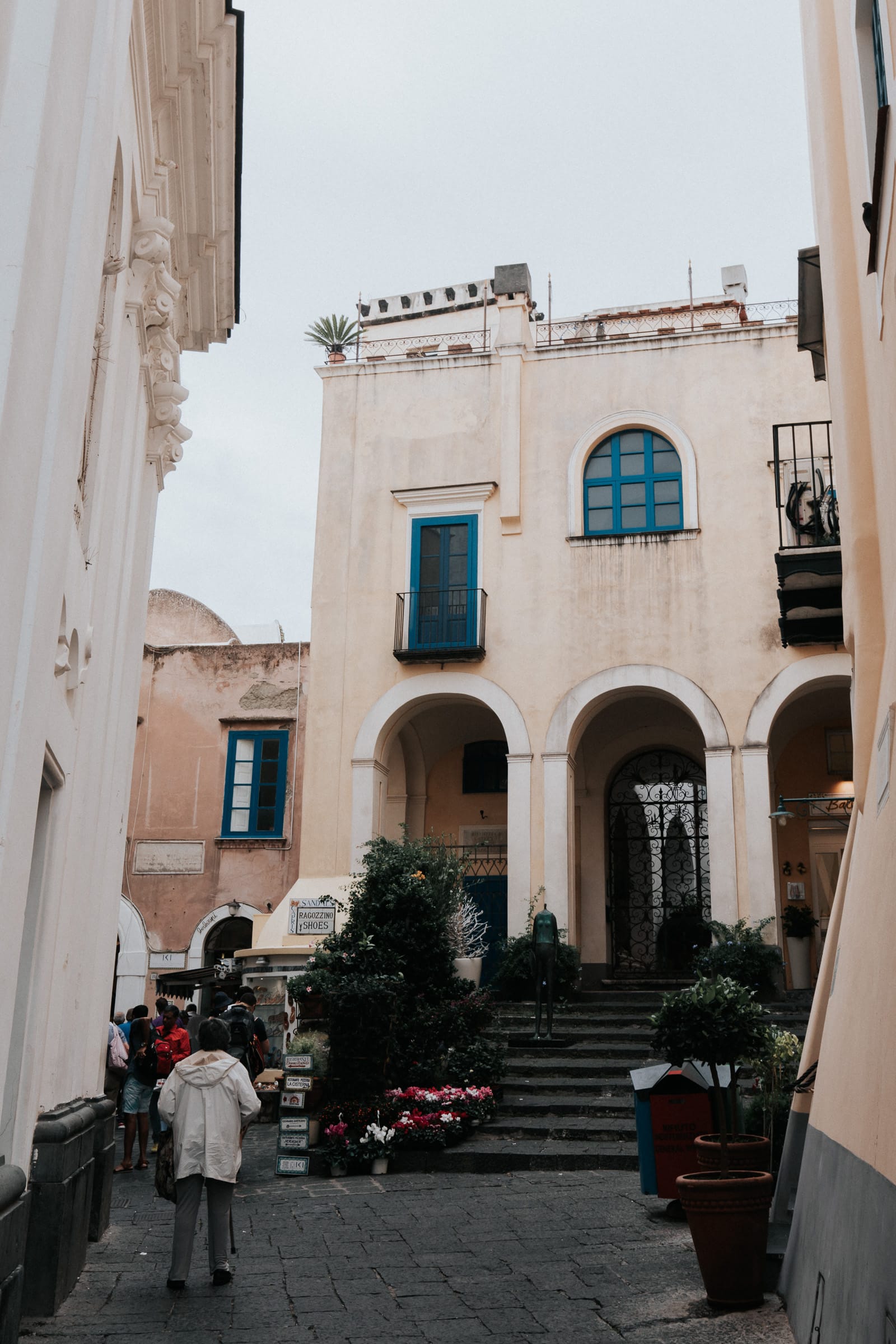 Weg an der Santo Stefano Kirche in Capri