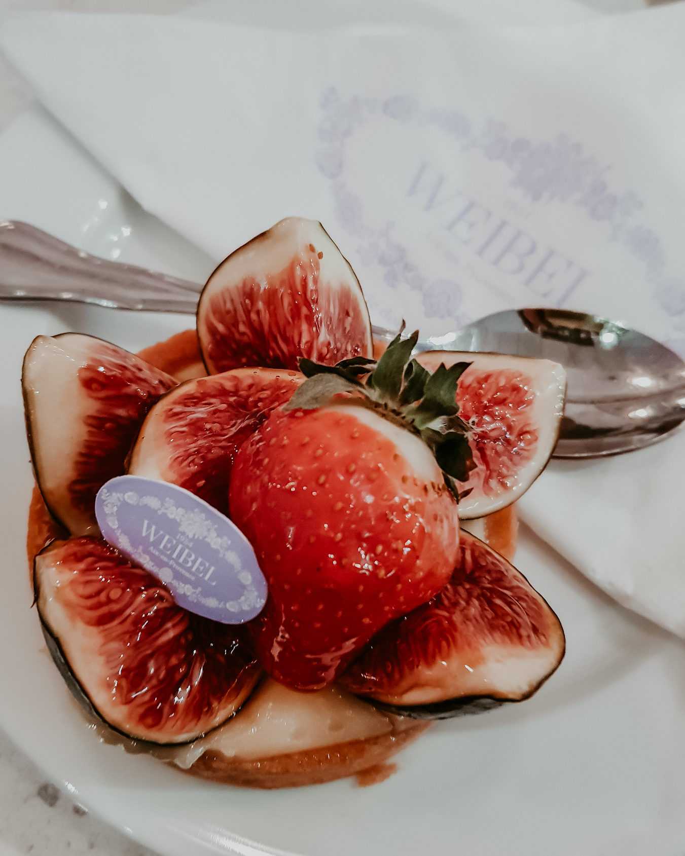 Törtchen mit Erdbeeren und Feigen