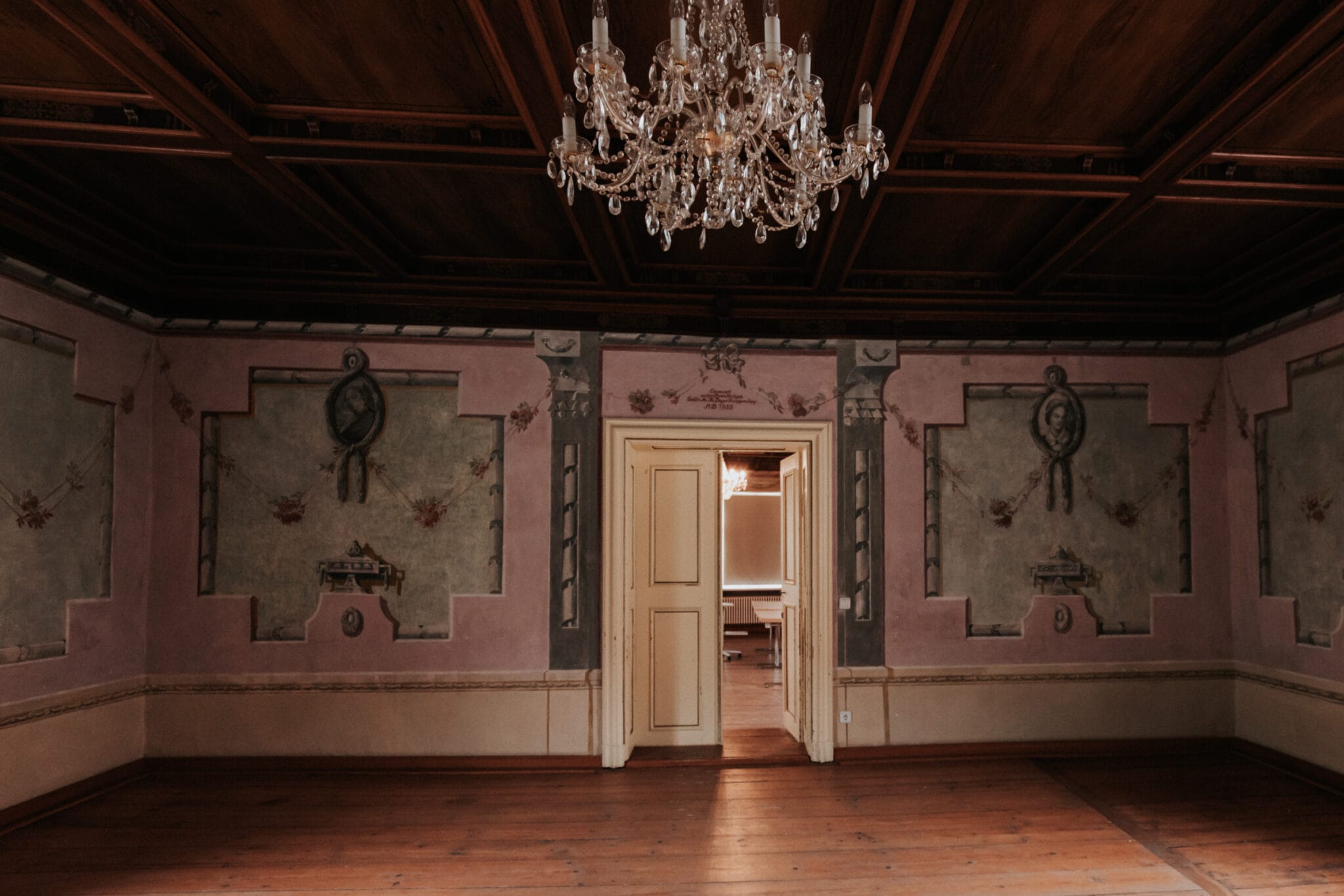 Schloss Mariakirchen Saal mit Kronleuchter