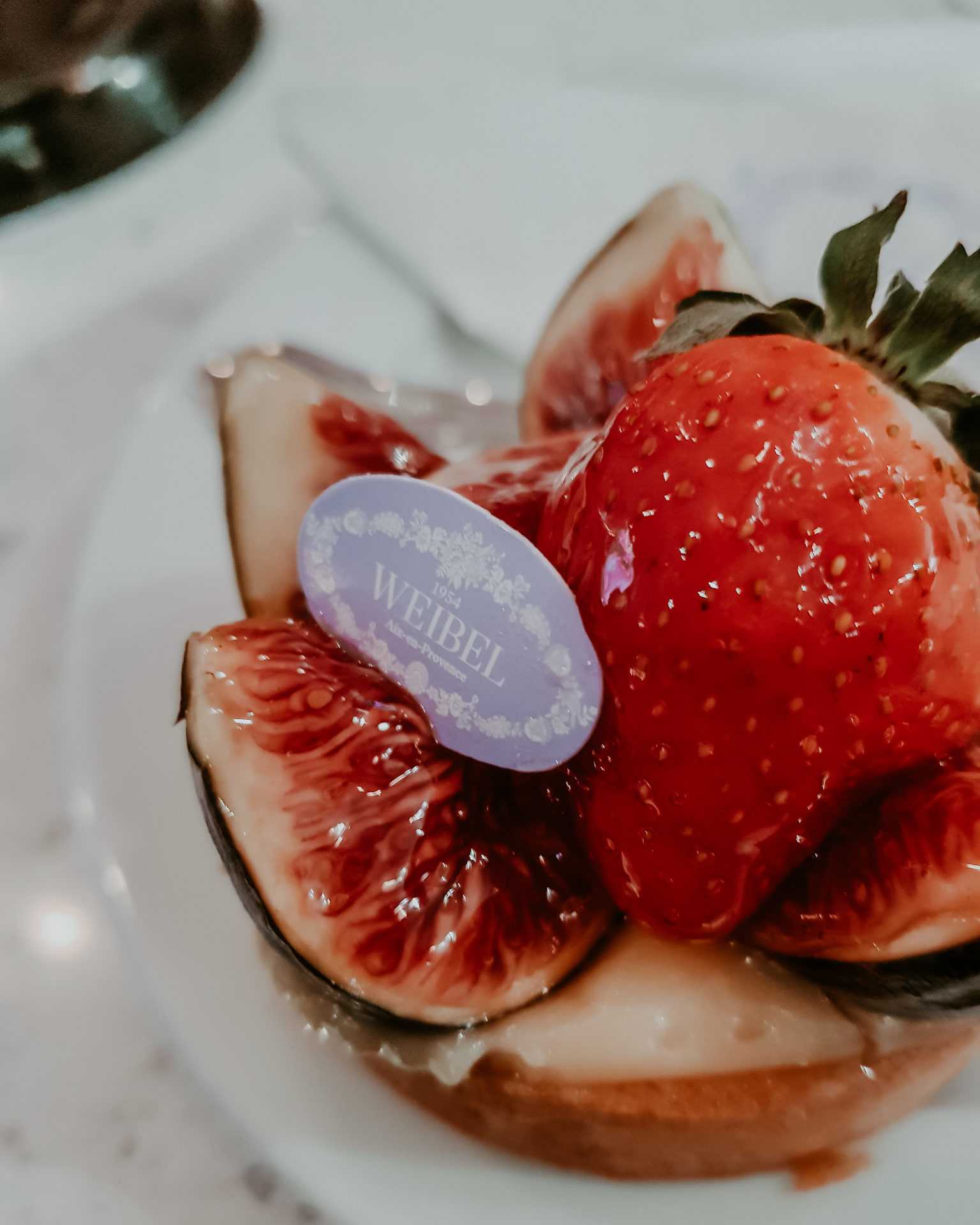 Törtchen mit Erdbeeren und Feigen