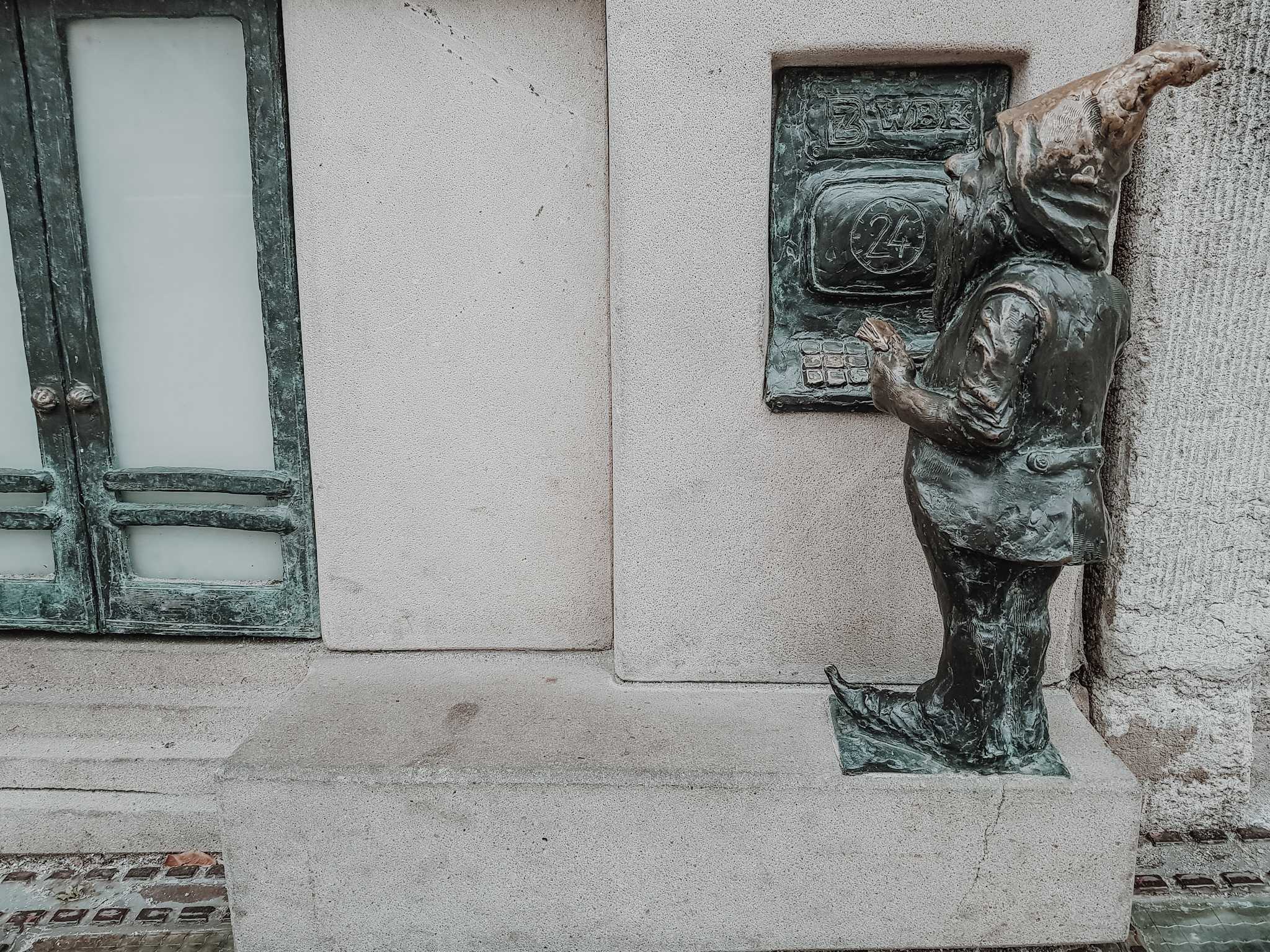 Breslau Sehenswürdigkeiten Zwerg an Geldautomat Bank in Breslau