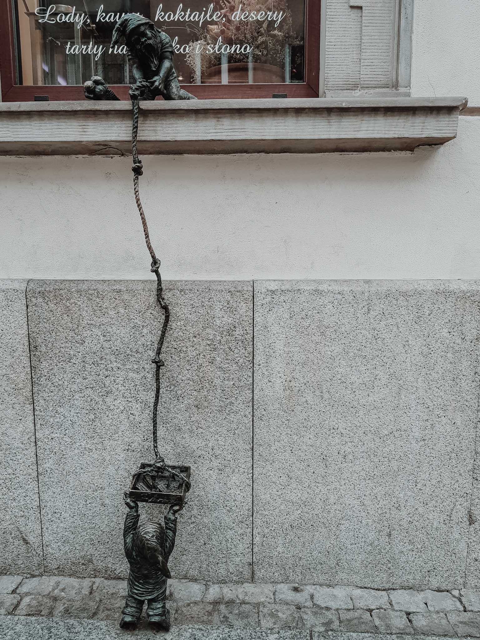 Breslau Sehenswürdigkeiten Breslauer Zwerg unter Fenster