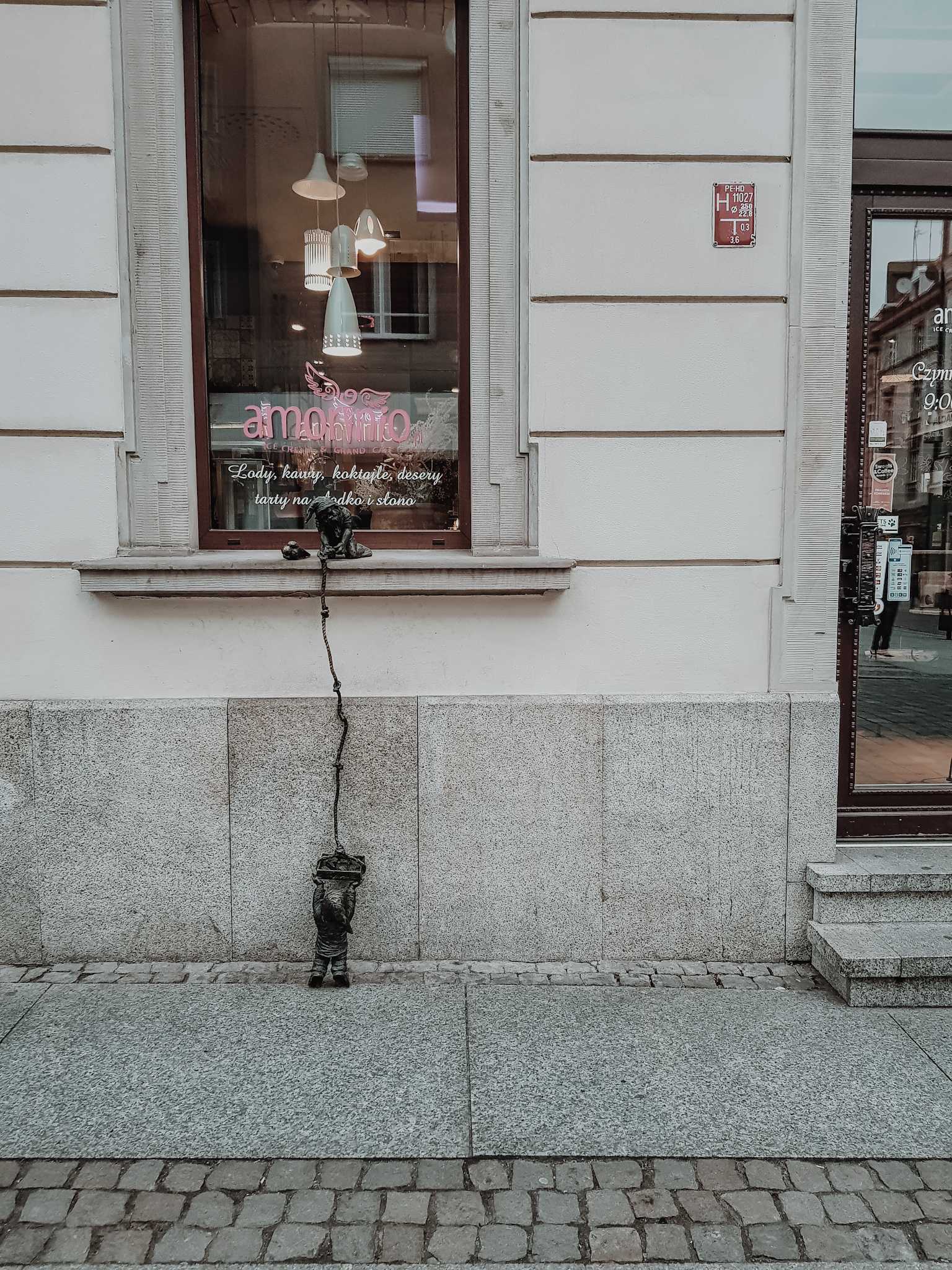 Breslau Sehenswürdigkeiten Breslauer Zwerg an Eisdiele