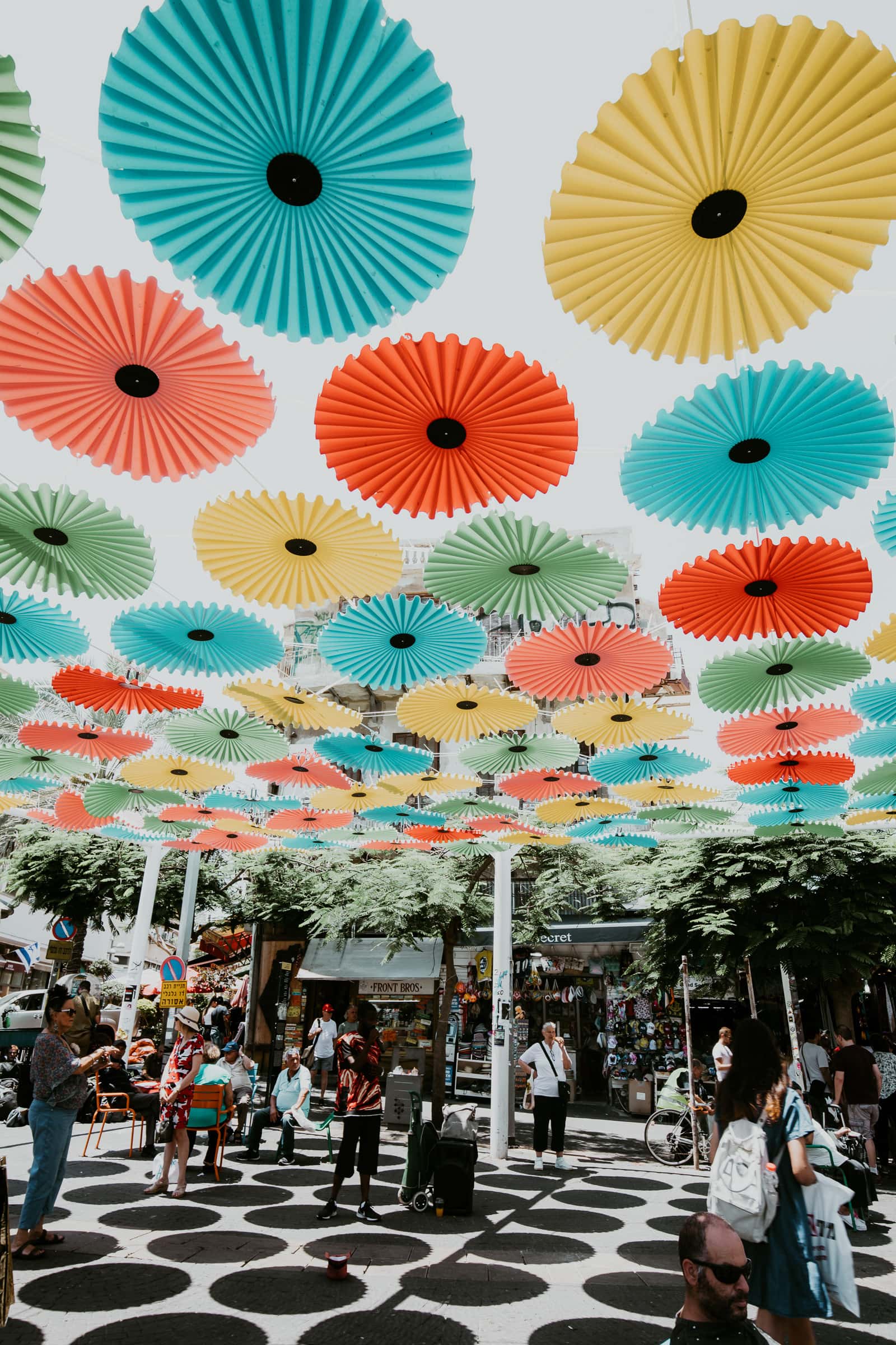 Tel Aviv Sehenswürdigkeiten Carmel Markt Eingang mit bunten Schirmen