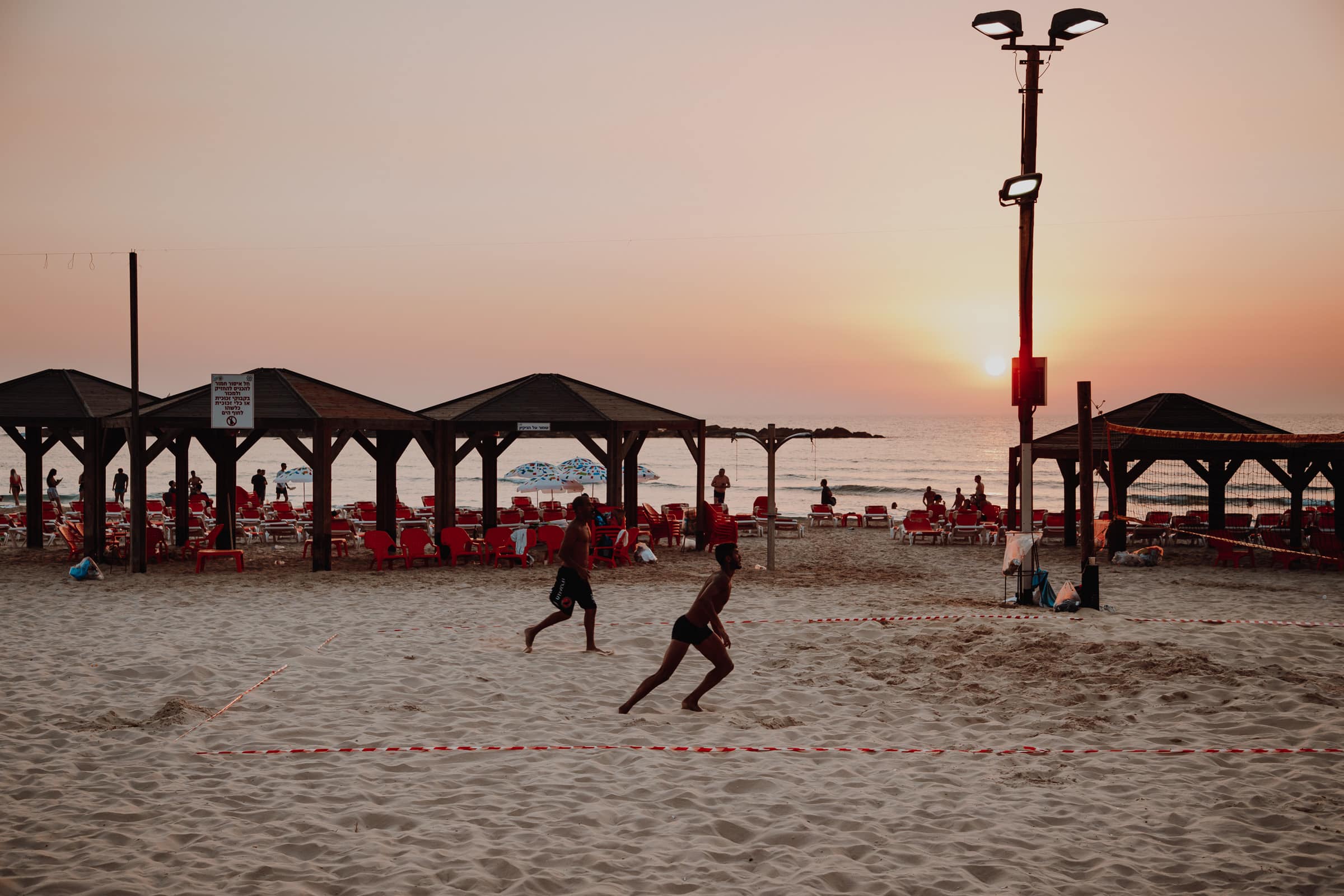 Tel Aviv Strand Frishman Beach Volleyball bei Sonnenuntergang