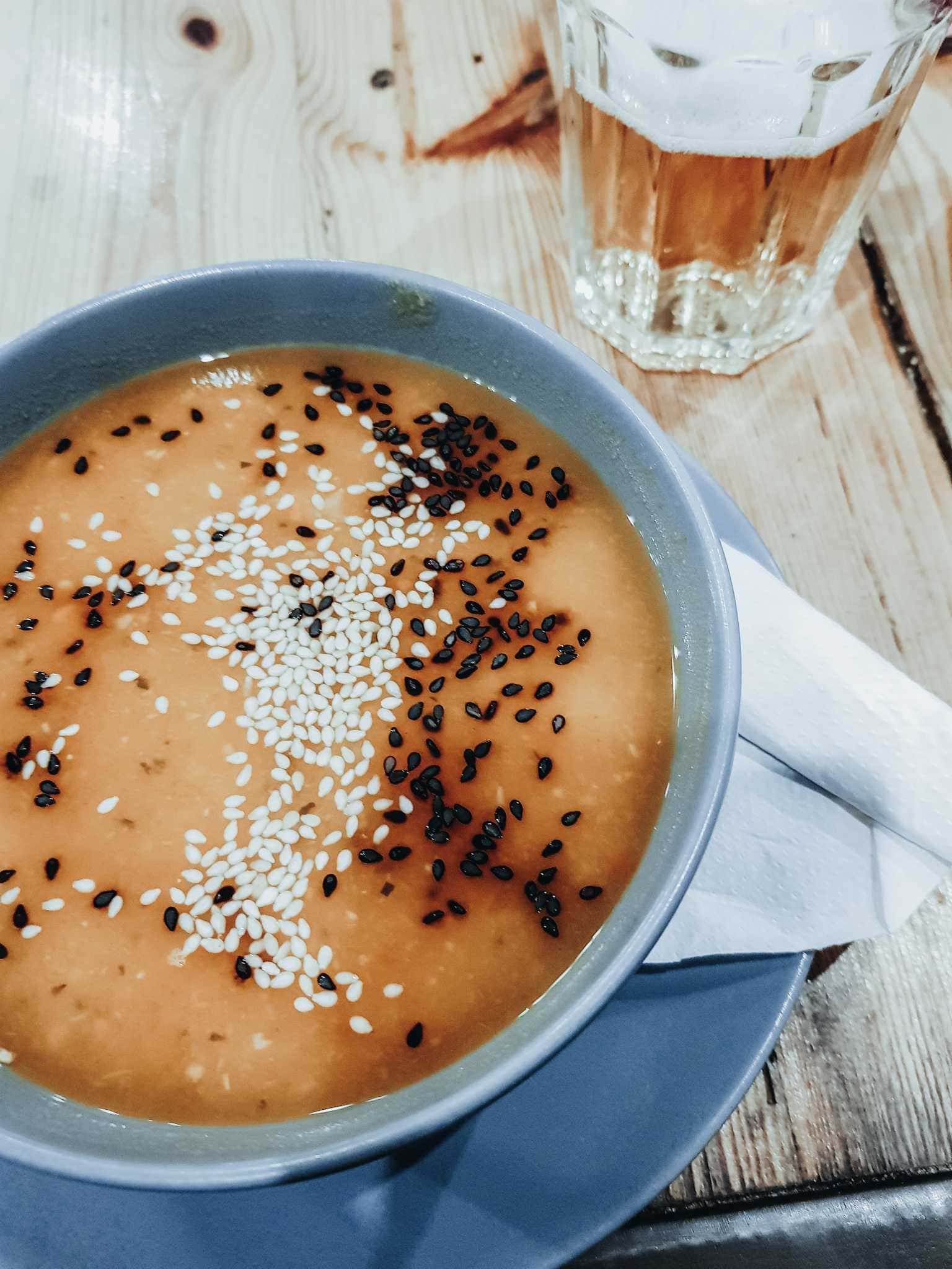 Breslau Sehenswürdigkeiten Vegane Suppe mit weißem und schwarzem Sesam