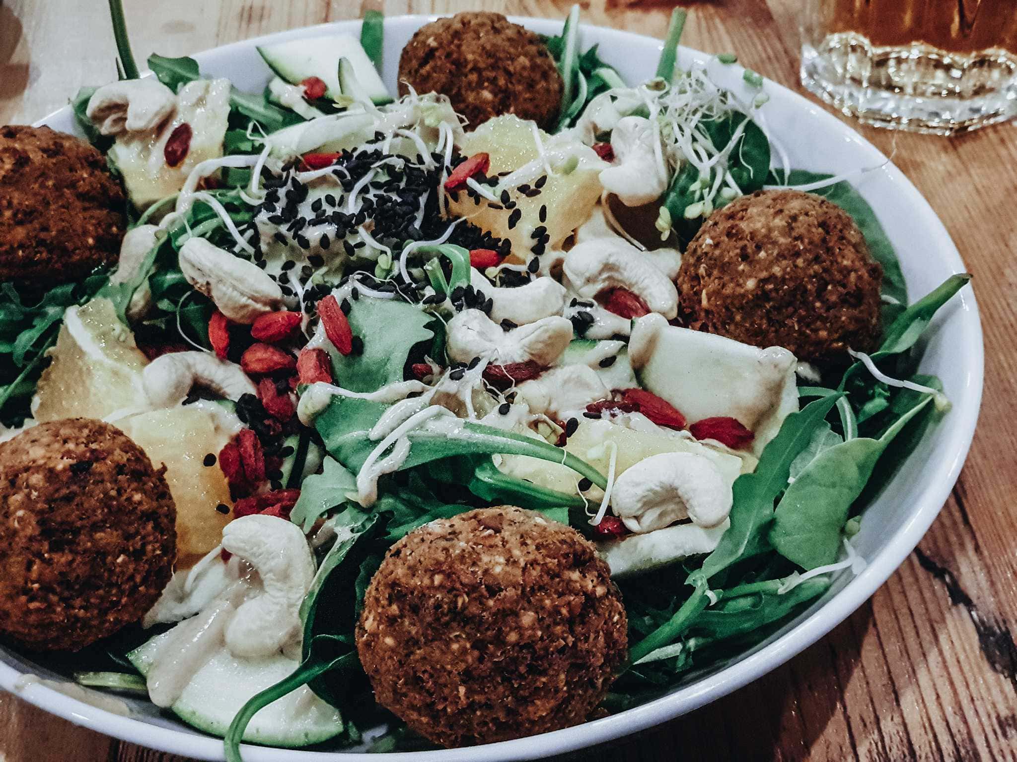 Breslau Sehenswürdigkeiten Salat vegan mit Falafel