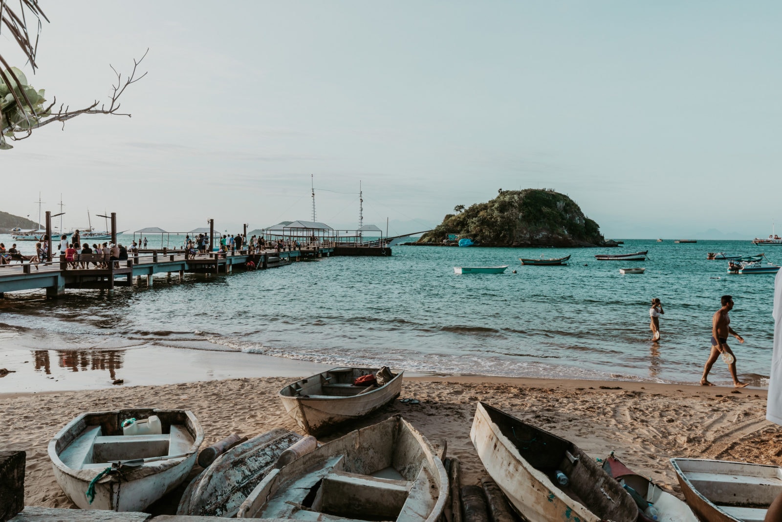 Buzios Fischerboote an der Promenade von Armação dos Buzíos in Brasilien