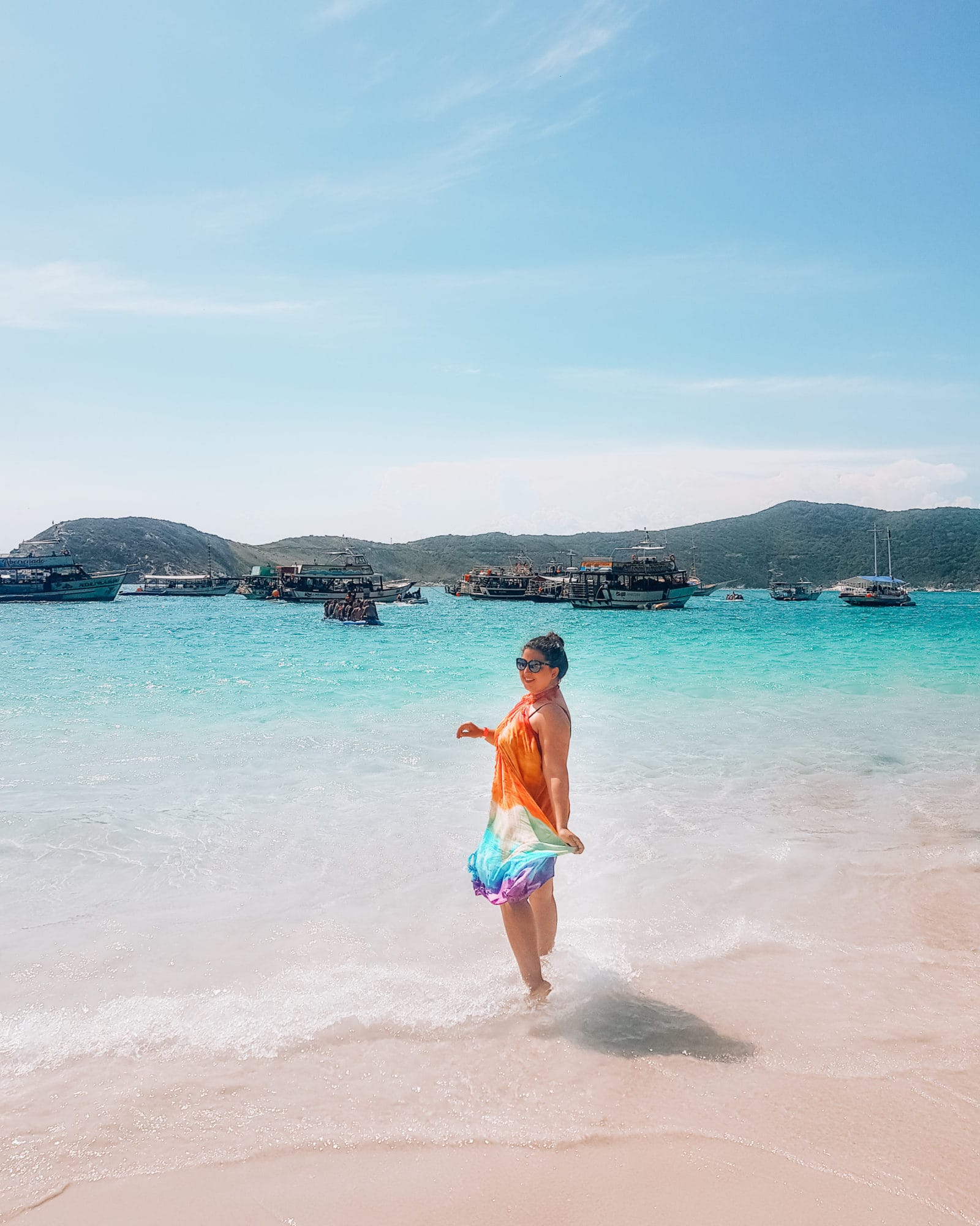 Alleinreisende Frau in Brasilien am Strand