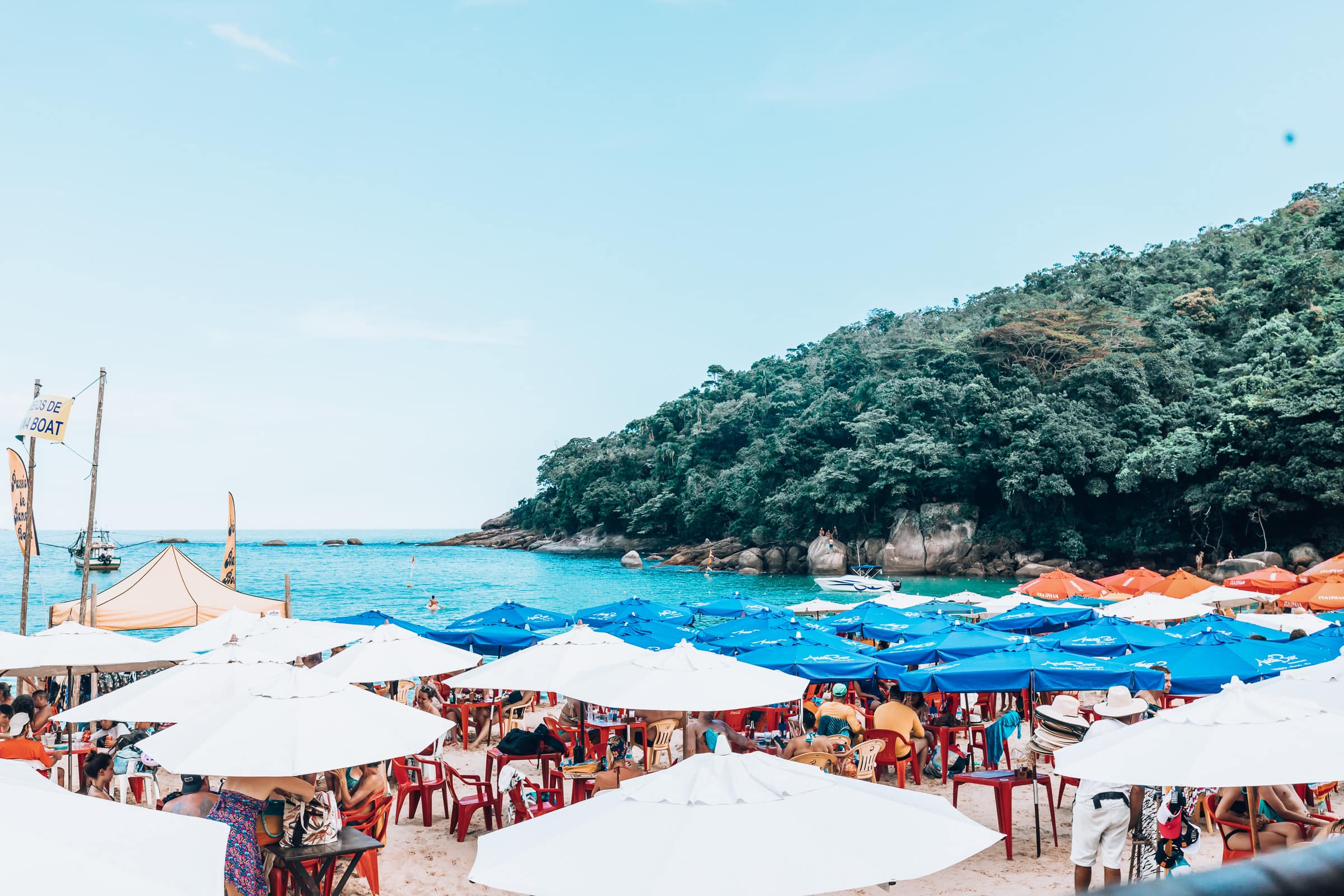 Praia dos Ranchos Strand mit Schirmen in Trindade