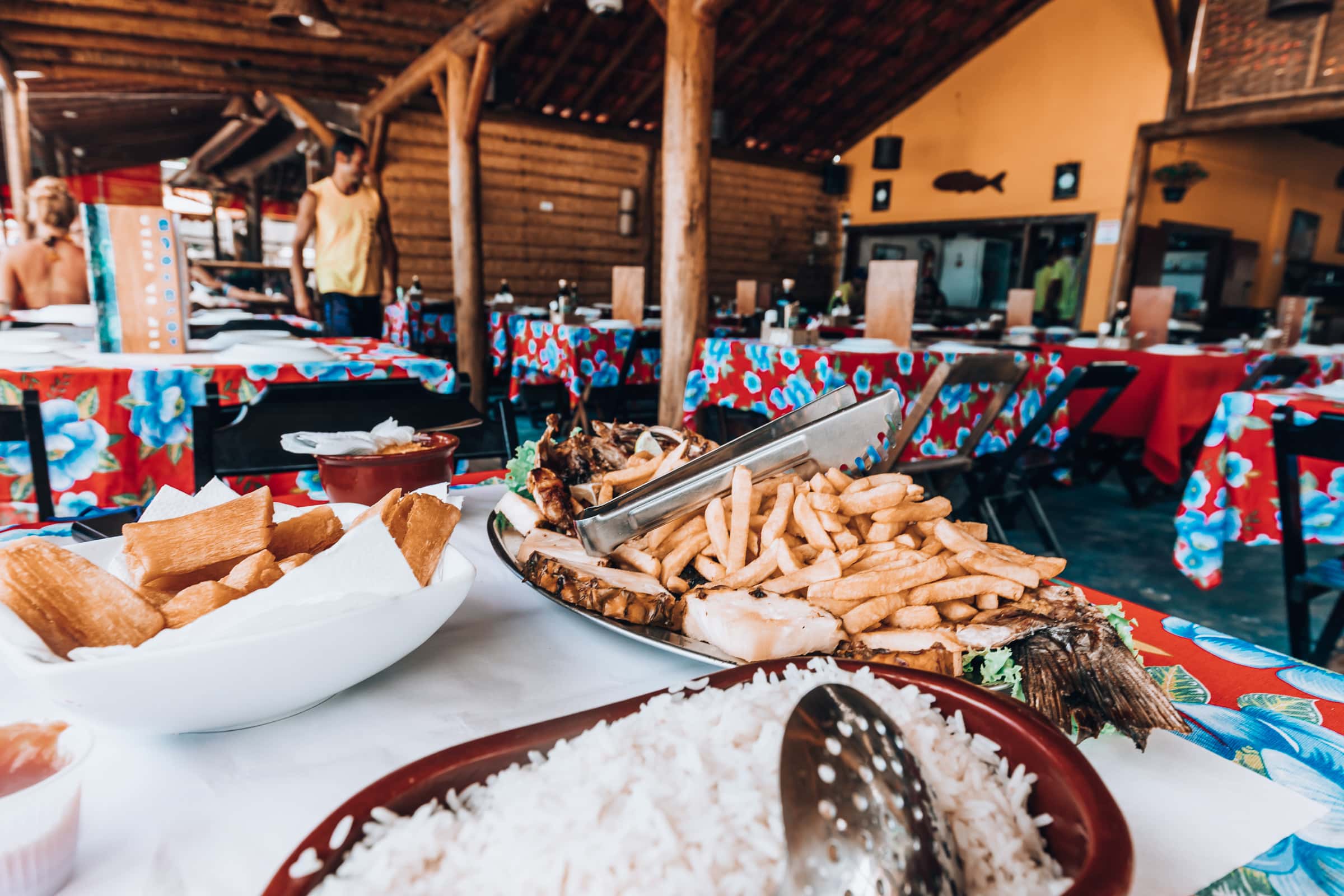 Frischer Fisch mit Reis, frittiertem Maniok und Pommes frites in Restaurant