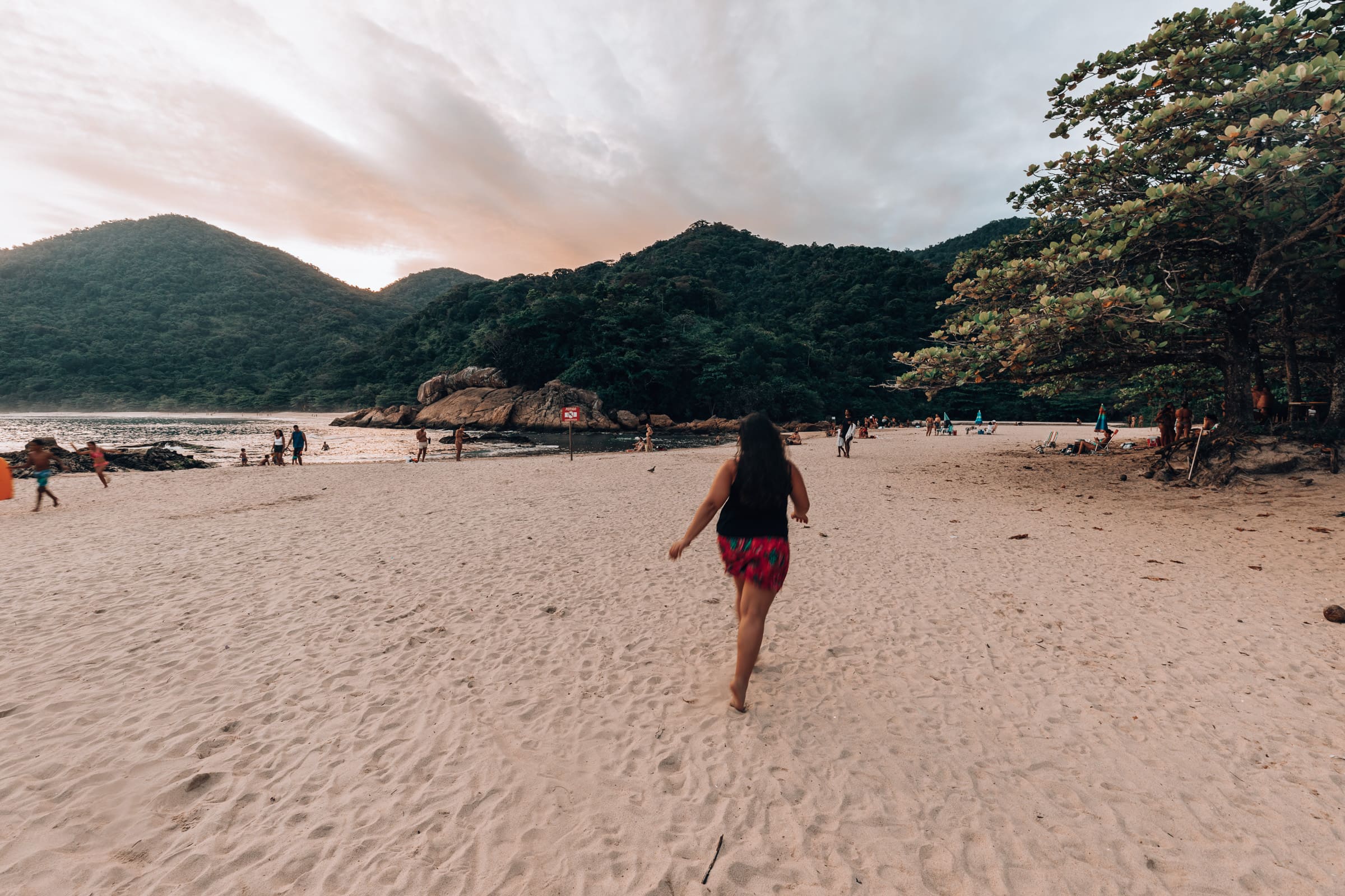 Sonnenuntergang an der Praia do Meio in Trindade