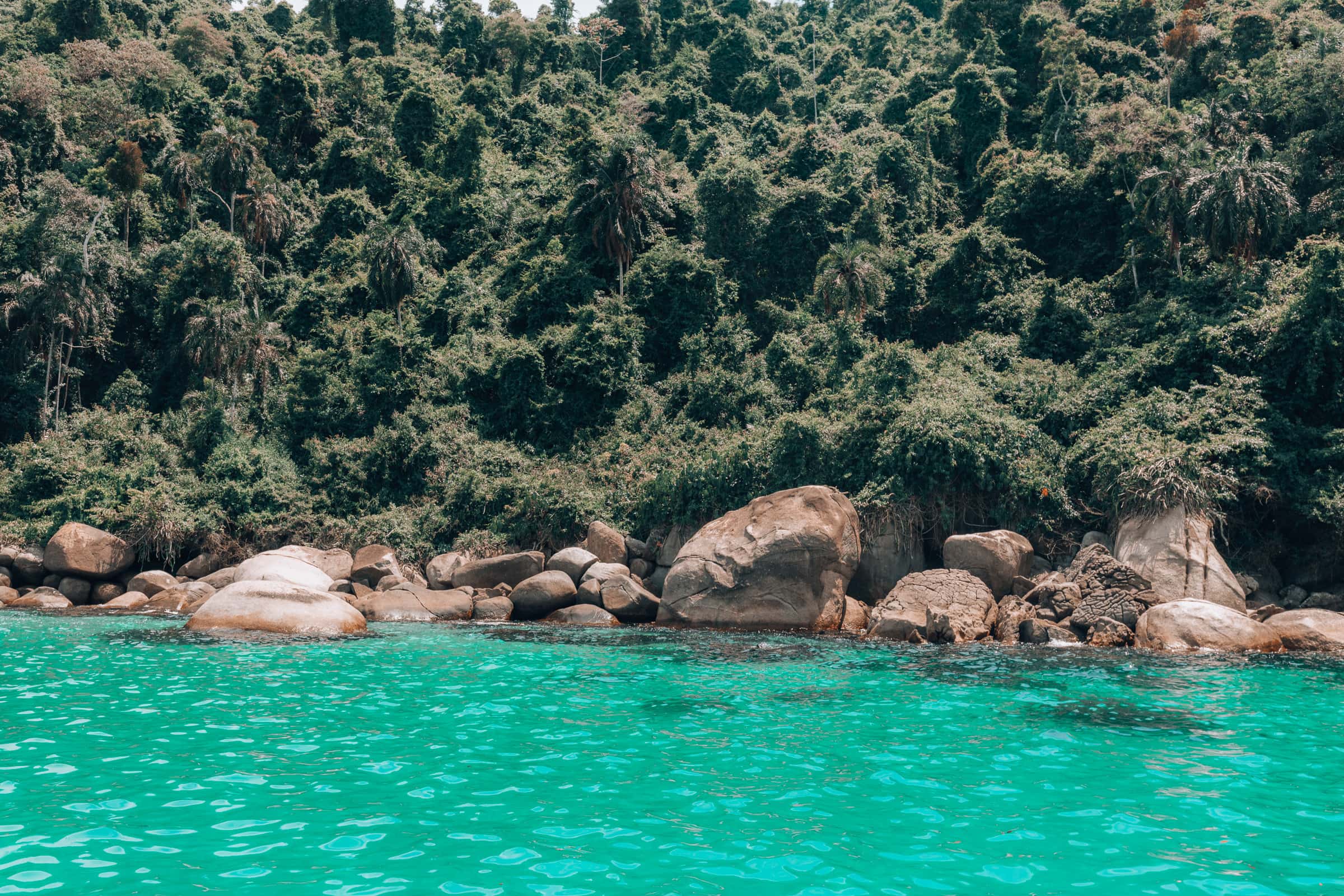 Insel mit Steinen am Strand